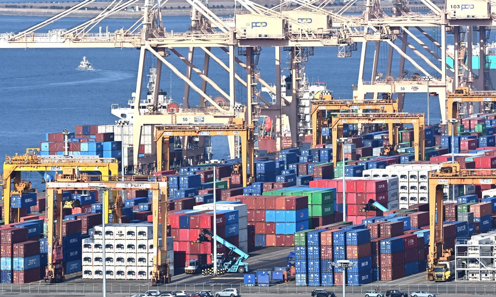 도널드 트럼프 미국 대통령이 전 세계에 부과한 상호관세 적법성 여부에 대한 미 연방대법원의 최종 판결이 14일(현지시간) 발표될 것으로 예상된다.  이번 소송에서 관세가 적법하지 않다고 판단할 경우 트럼프 행정부는 대규모 환급 소송에 직면할 수 있고 이미 체결된 무역 협정에 대한 불확실성이 커지는 문제를 겪을 수 있다.  사진은 14일 경기 평택시 포승읍 평택항에 컨테이너가 쌓여 있는 모습. 2026.01.14.[평택=뉴시스]