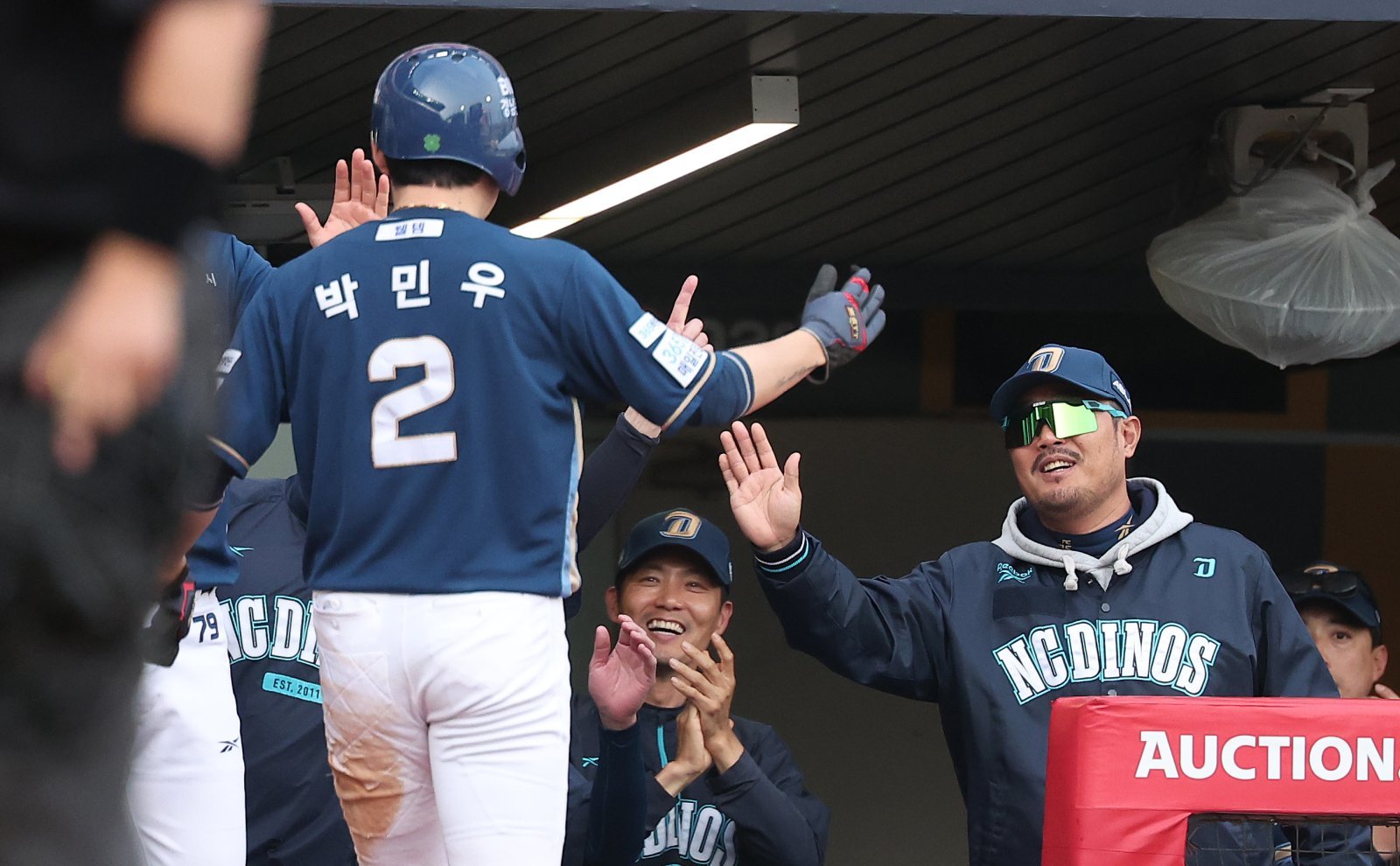 13일 인천SSG 랜더스필드에서 열린 ‘2025 신한 SOL뱅크 KBO리그’ NC 다이노스와 SSG 랜더스의 경기, NC 이호준 감독이 1회초 2사 1루 상황 박건우의 1타점 2루타 때 득점을 올린 박민우와 하이파이브를 하고 있다. 2025.5.13 뉴스1