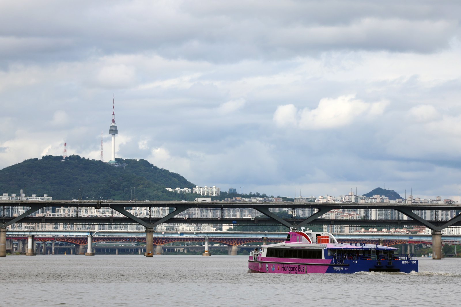 첫 운항 시작한 한강버스가 18일 오전 서울 송파구 한강버스 잠실 선착장에서 뚝섬선착장으로 이동하고 있다. 2025.9.18 뉴스1