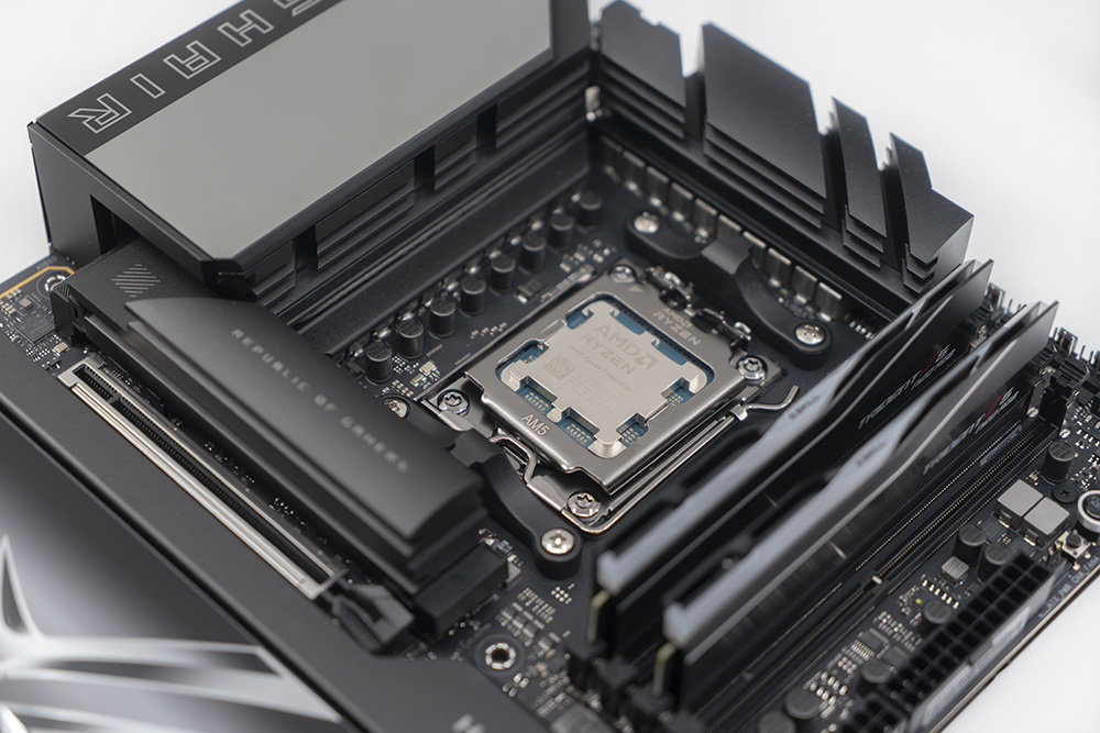 AMD 라이젠 7 9850X3D는 AM5 소켓 기반의 TDP 120W 프로세서로 공랭식 쿨러로도 충분히 활용할 수 있다 / 출처=IT동아