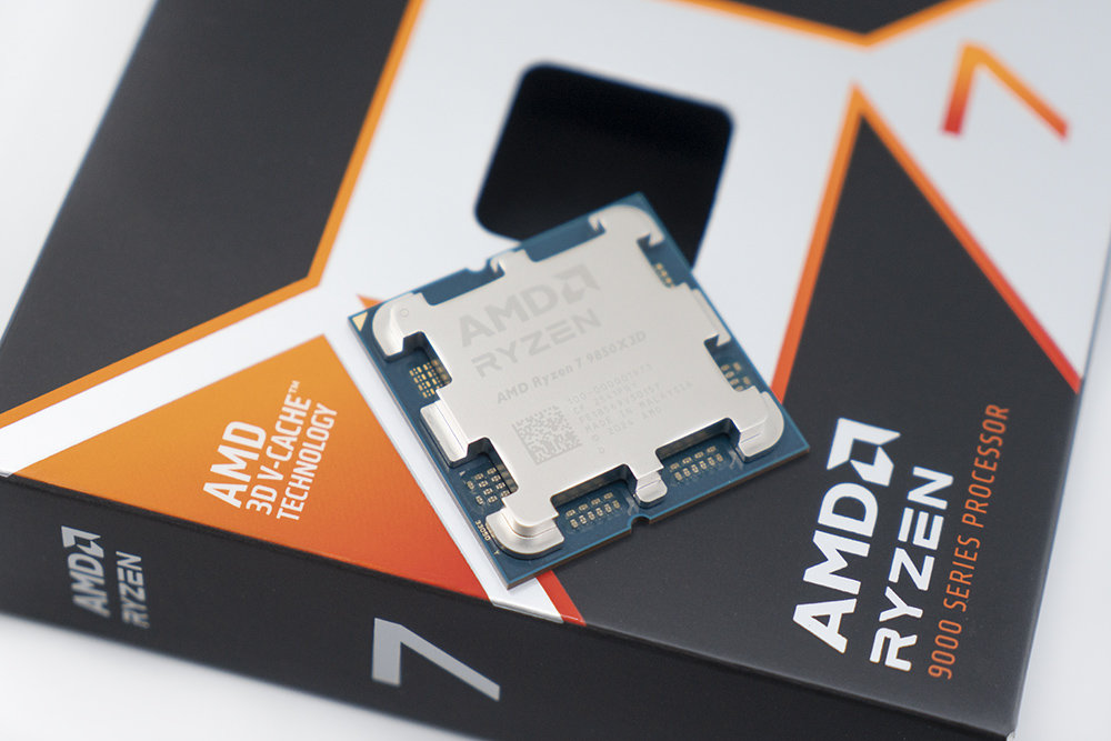 AMD 라이젠 7 9800X3D는 9800X3D의 형제 격인 제품이며, 그중에서도 수율이 높은 엄선된 제품으로 보면 된다 / 출처=IT동아