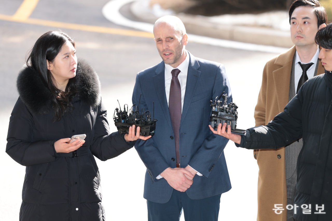 개인정보 유출 관련 자체조사 과정에서 증거인멸 혐의를 받고 있는  해롤드 로저스 쿠팡 임시대표가 30일 오후 경찰의 조사를 받기 위해 서울지방경찰청에 들어서고 있다. 송은석 기자 silverstone@donga.com