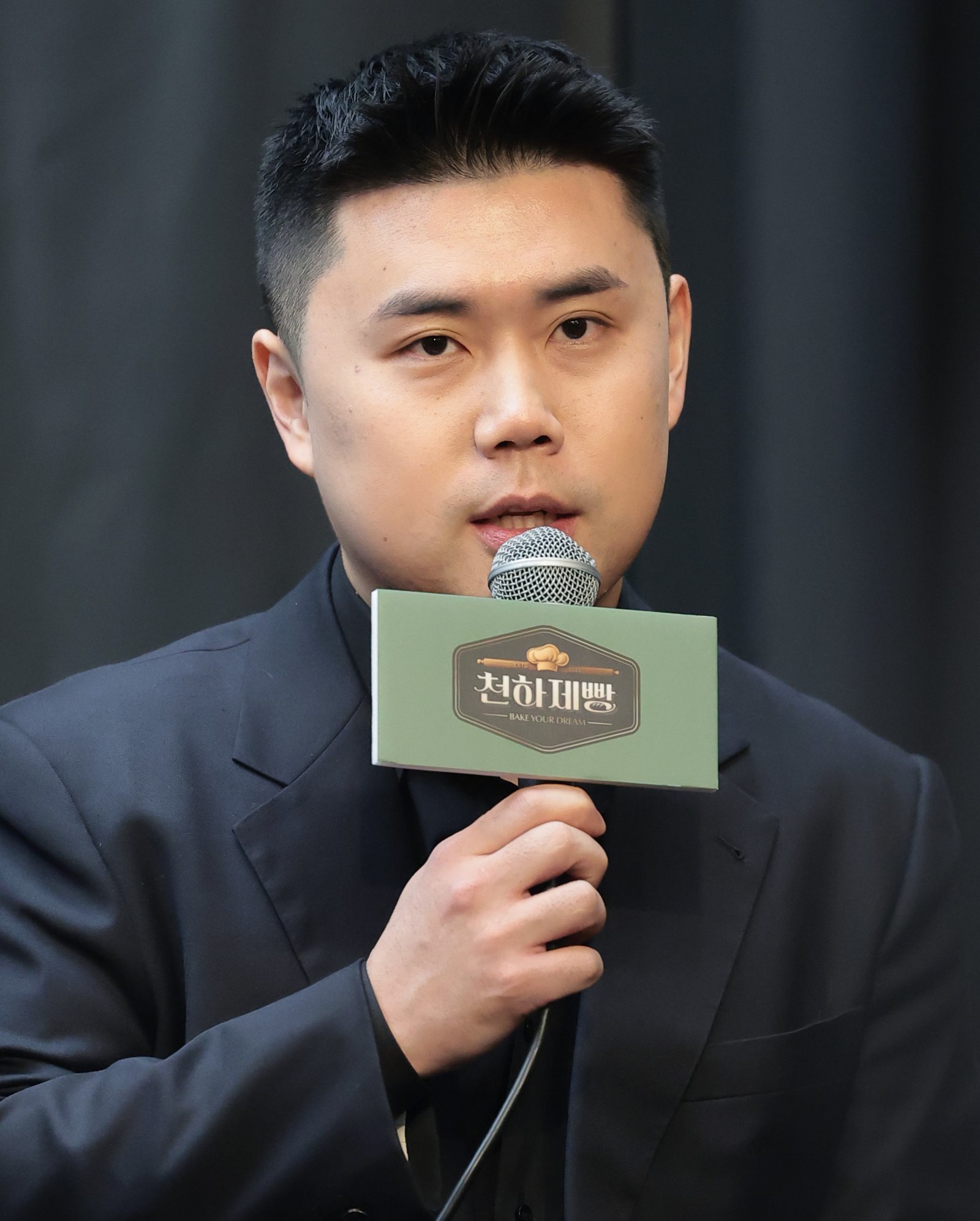 심사위원 권성준이 30일 서울 마포구 스태포드호텔에서 열린 MBN K-베이커리 서바이벌 ‘천하제빵 : 베이크 유어 드림’ 제작발표회에 참석해 포즈를 취하고 있다. ‘천하제빵’은 단순한 음식을 넘어 하나의 트렌드가 된 ‘K-빵’의 열풍을 이끌, 세계최강 제과제빵사를 선발하는 국내 최초 ‘K-베이커리 서바이벌’이다. 전국 팔도에서 모인 명장부터 세계적인 파티시에, 참신한 레시피의 재야 제빵사까지, 전 세계 72명 제빵, 제과사들이 계급장을 떼고 펼치는 초대형 글로벌 제과제빵 대전이다. 2026.1.30/뉴스1