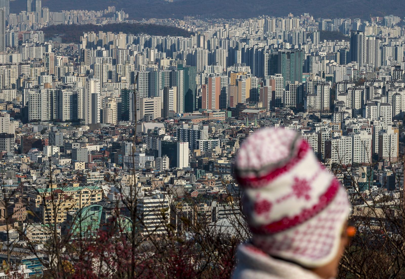 17일 서울 남산에서 시내 아파트가 보이고 있다.  [서울=뉴시스]
