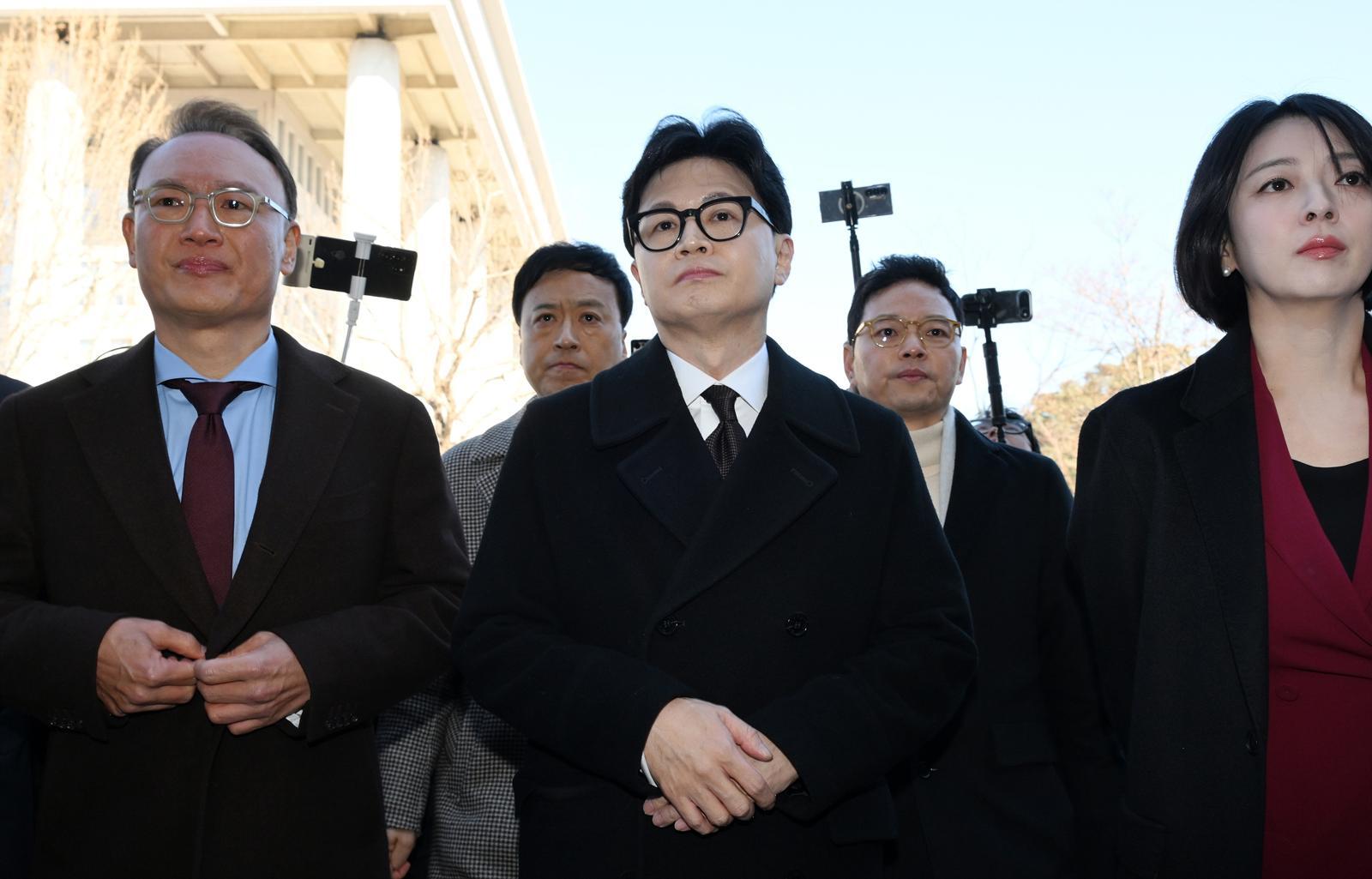 국민의힘 한동훈 전 대표(가운데)가 29일 서울 여의도 국회 소통관에서 국민의힘 지도부의 제명 결정에 관한 입장 발표를 위해 발걸음을 옮기고 있다. 앞줄 왼쪽부터 안상훈 의원, 한 전 대표, 배현진 의원. 뉴스1