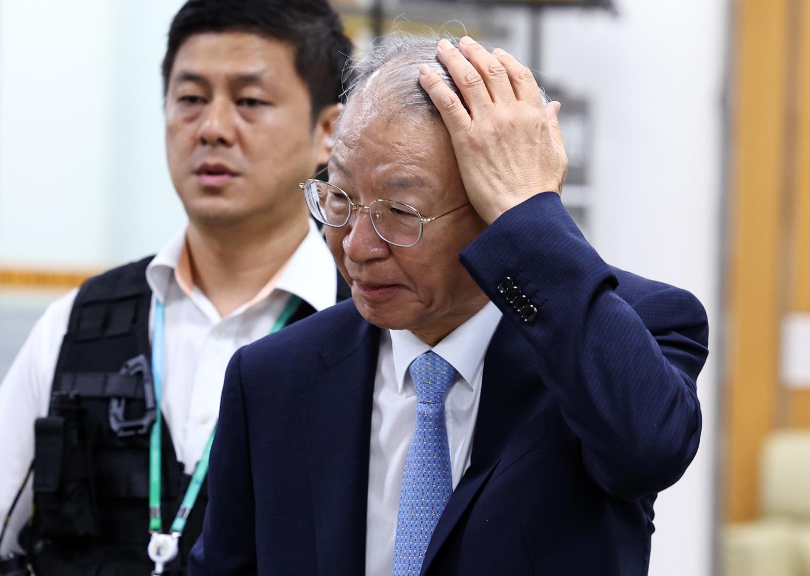 ‘사법농단’ 의혹을 받는 양승태 전 대법원장이 지난해 9월 3일 오전 서울 서초구 서울고등법원에서 열린 직권남용 권리 행사 방해 혐의 2심 결심 공판에 출석하고 있다. 양 전 대법원장은 상고법원 도입 등 사법부 조직의 이익을 도모하기 위해 고·박 전 대법관 등과 함께 강제징용 재판, 전국교직원노동조합 법외노조 통보 사건, 국가정보원 대선 개입 사건, 통합진보당 행정소송 등 각종 재판에 개입한 혐의를 받는다. (공동취재) 2025.9.3/뉴스1