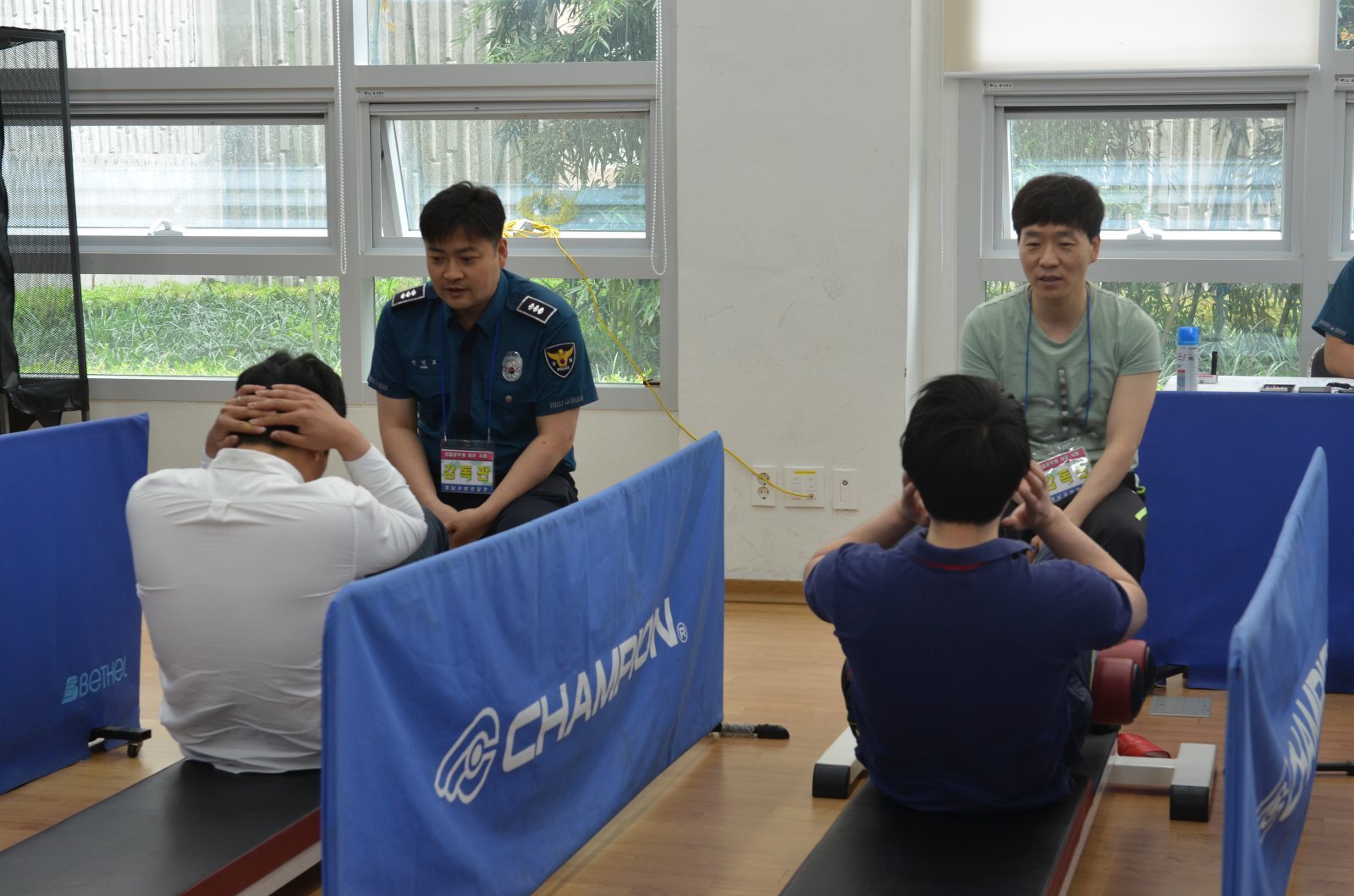 지난 2017년 5월 24일  오전 충남지방경찰청 상무관에서 열린 경찰공무원 체력검정에서 한 경찰관이 윗몸일으키기를 하고 있다. 2017.5.24 뉴스1 자료사진