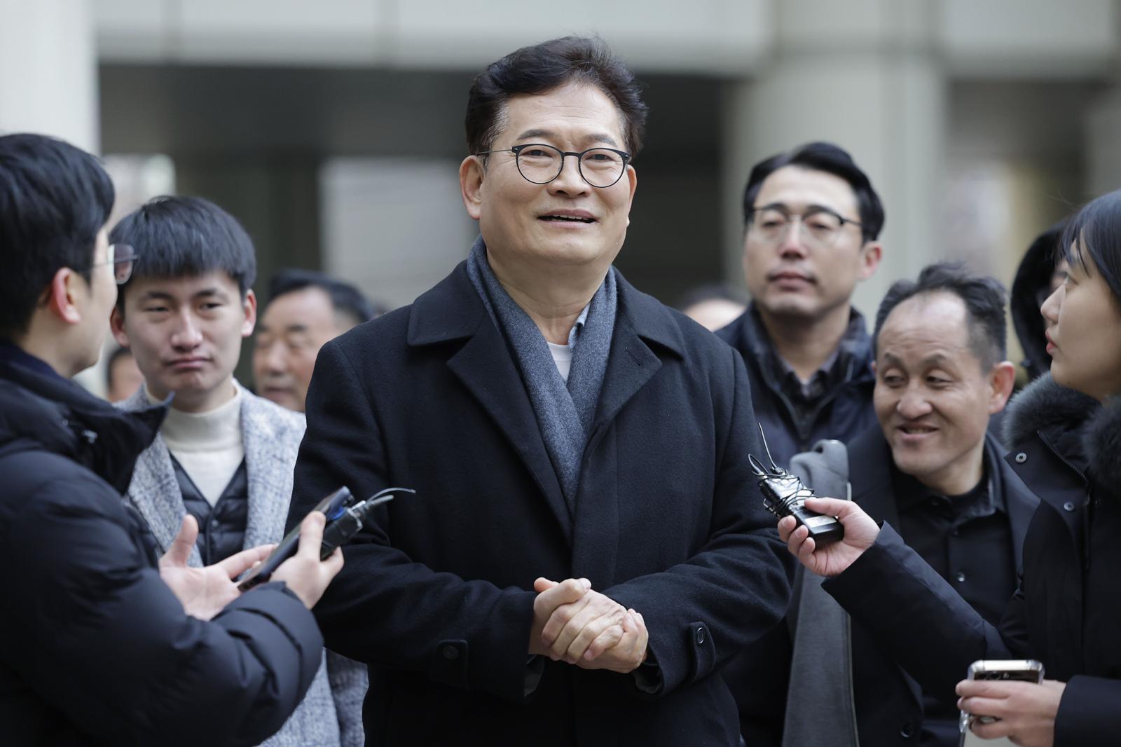 송영길 소나무당 대표가 8일 서울 서초구 서울중앙지방법원에서 열린 ‘더불어민주당 전당대회 돈봉투’ 의혹 선고기일에 출석하며 취재진 질문에 답변하고 있다. 2025.01.08. [서울=뉴시스]