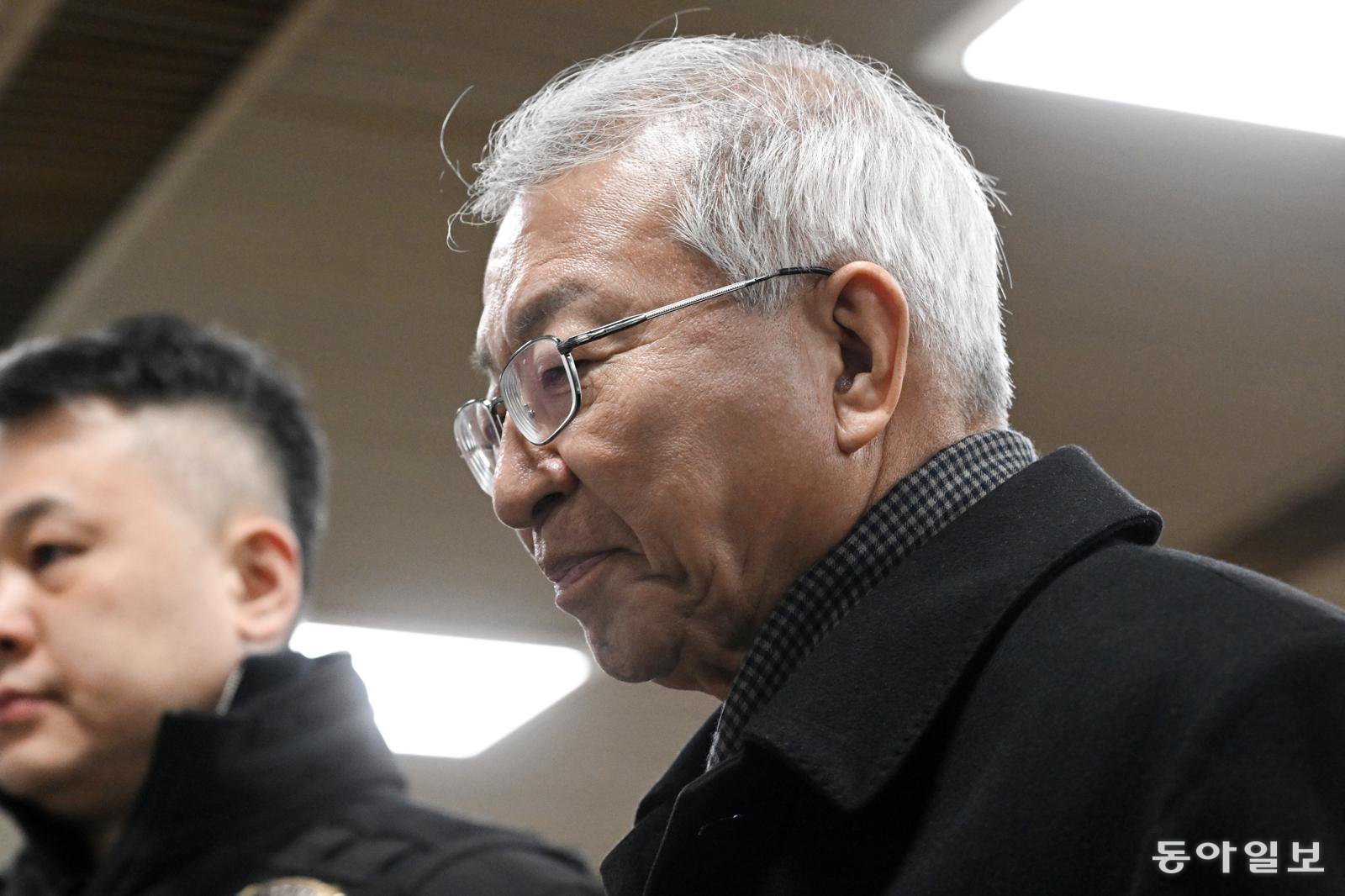 ‘사법행정권 남용’ 혐의를 받고 있는 양승태 전 대법원장이 30일 오후 서울 서초구 서울중앙지방법원에서 열린 공판에 출석하고 있다. 2025.01.30 김재명 기자 base@donga.com