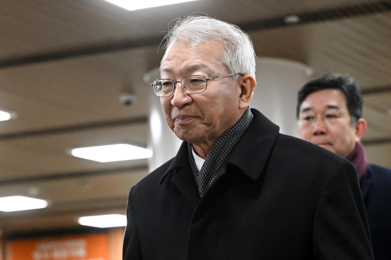 ‘사법농단’ 의혹을 받는 양승태 전 대법원장이 30일 서울 서초구 서울고등법원에서 열린 직권남용 권리 행사 방해 혐의 2심 선고 공판에 출석하고 있다. 뉴스1