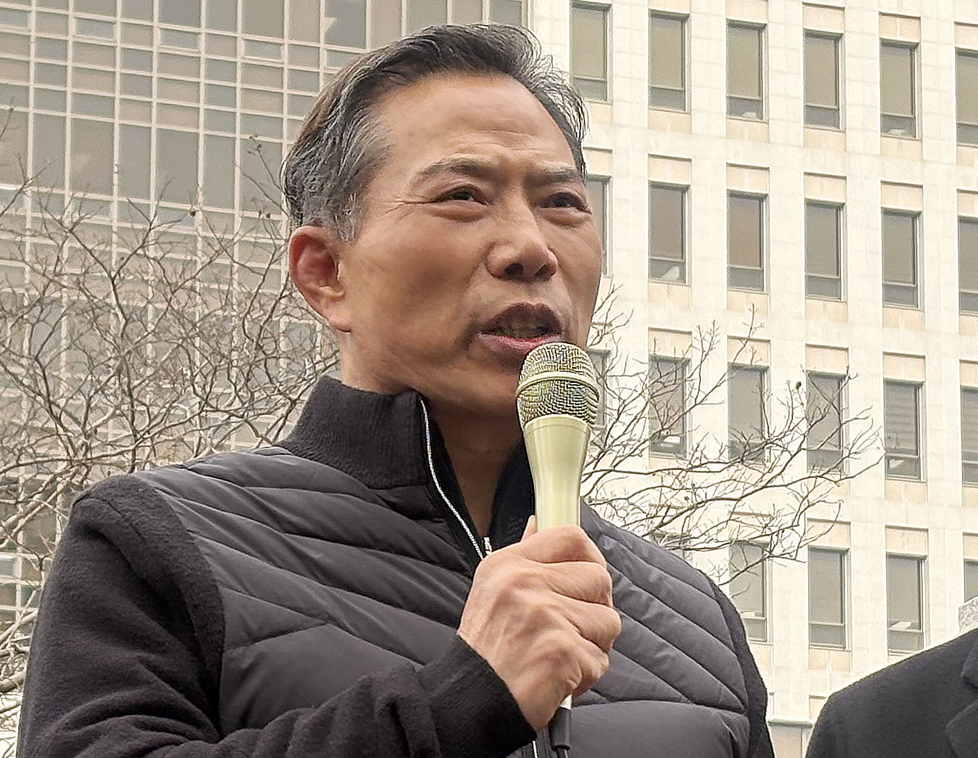 공직선거법 위반 혐의로 기소된 손현보 세계로교회 목사가 30일 부산 연제구 부산지법에서 열린 선고공판에서 징역 6개월에 집행유예 1년을 선고받고 풀려나 부산지법을 나서며 기자회견을 하고 있다.  2026.1.30 부산=뉴스1