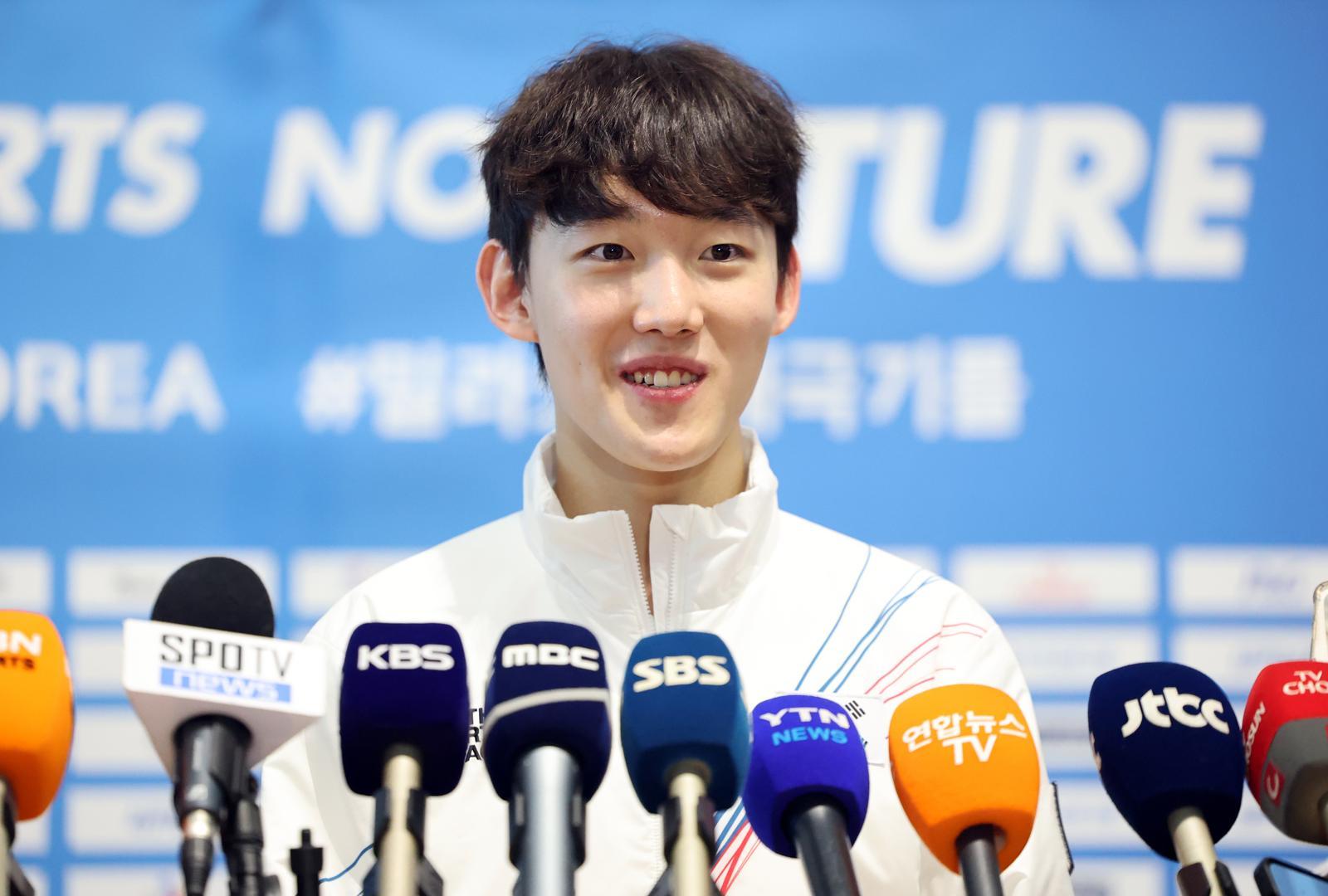 2026 밀라노·코르티나담페초 동계올림픽에 출전하는 대한민국 쇼트트랙 대표팀의 임종언이 30일 오전 인천국제공항 제2터미널을 통해 이탈리아 밀라노로 출국 전 취재진과 공식 인터뷰를 하고 있다. 2026.1.30/뉴스1