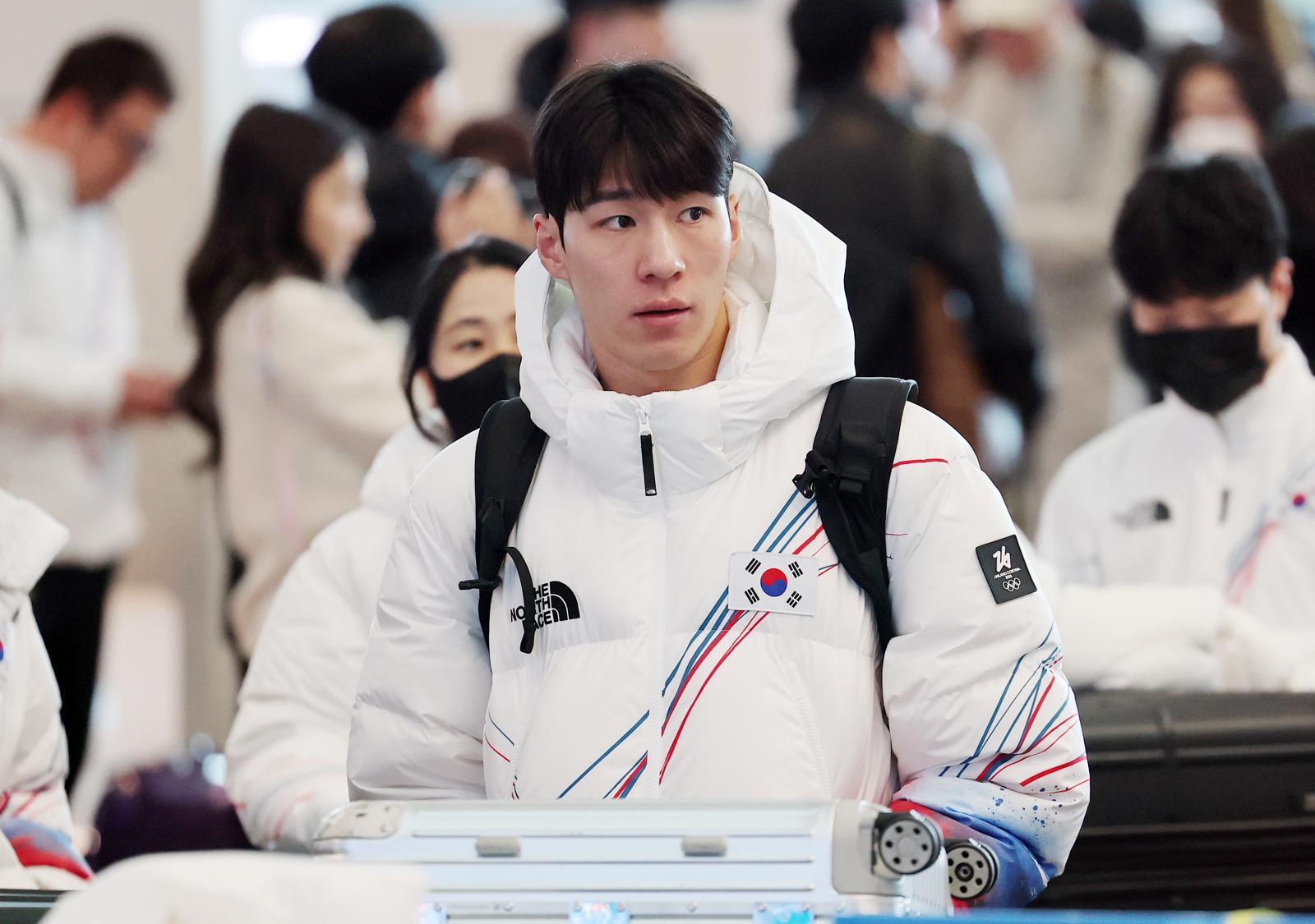 2026 밀라노·코르티나담페초 동계올림픽에 출전하는 대한민국 쇼트트랙 대표팀의 황대헌이 30일 오전 인천국제공항 제2터미널을 통해 이탈리아 밀라노로 출국 준비를 하고 있다. 2026.1.30/뉴스1