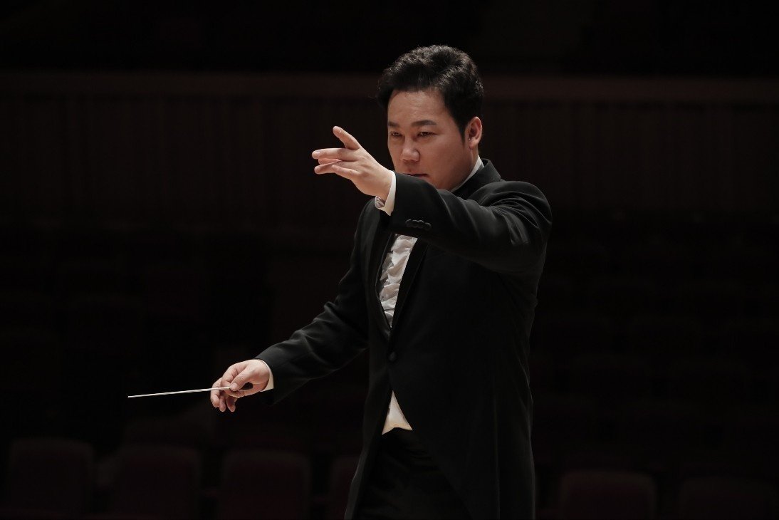 비전공자이지만 클래식을 듣고 또 들으며 파고들어 원곡의 전체 흐름을 다 숙지하고 지휘한다. 김현철 제공.