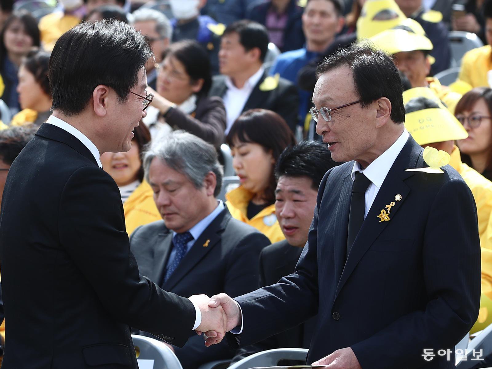2019년 4월 16일 경기 안산시 단원구 화랑유원지에서 ‘세월호 참사 5주기 기억식’이 열린 가운데 이해찬 당시 더불어민주당 대표(오른쪽)가 이재명 당시 경기도지사(왼쪽)와 악수하고 있다. 안산=송은석기자 silverstone@donga.com