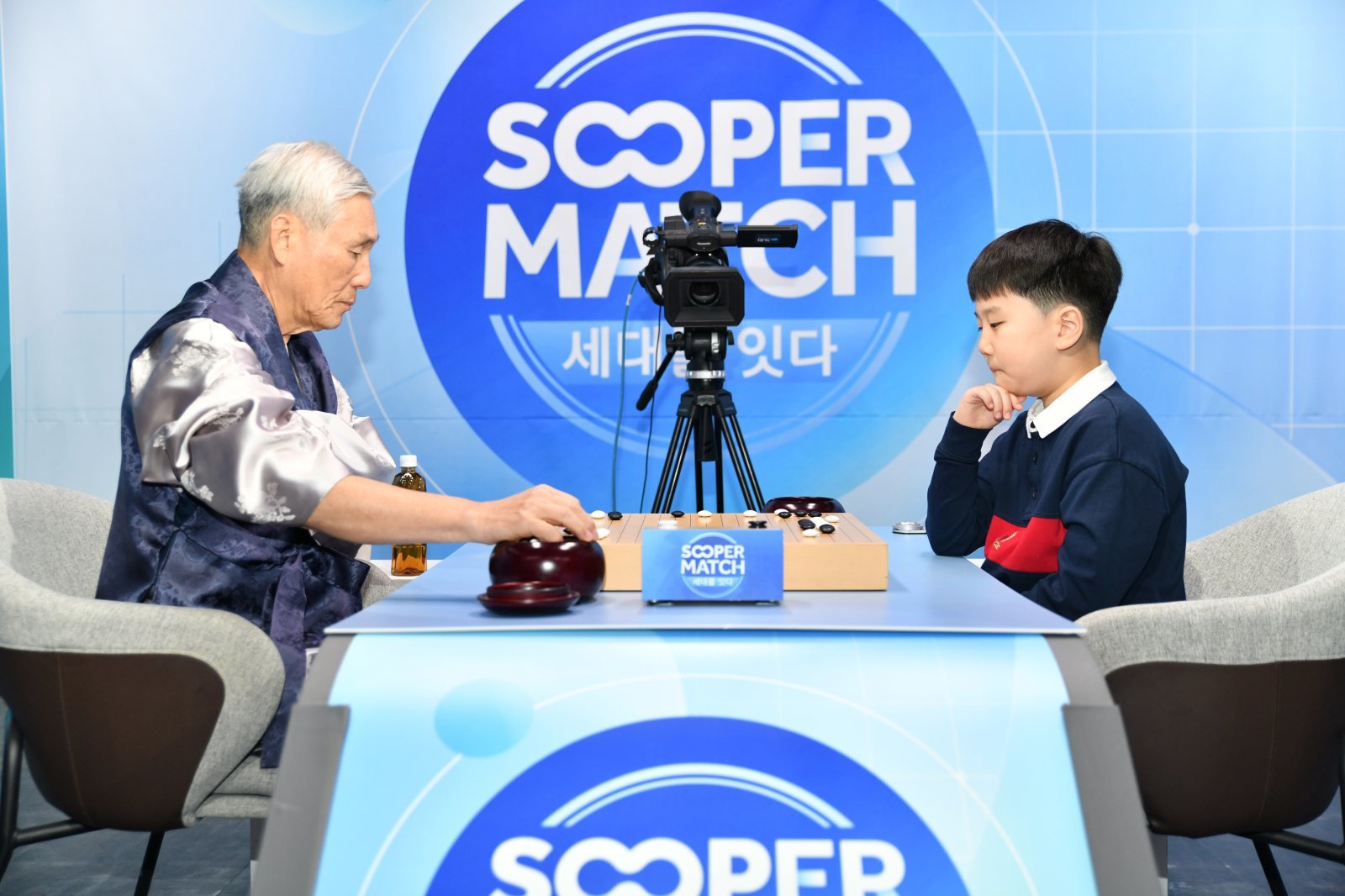 특별대국을 펼친 조훈현 9단과 유하준 초단. 한국기원 제공