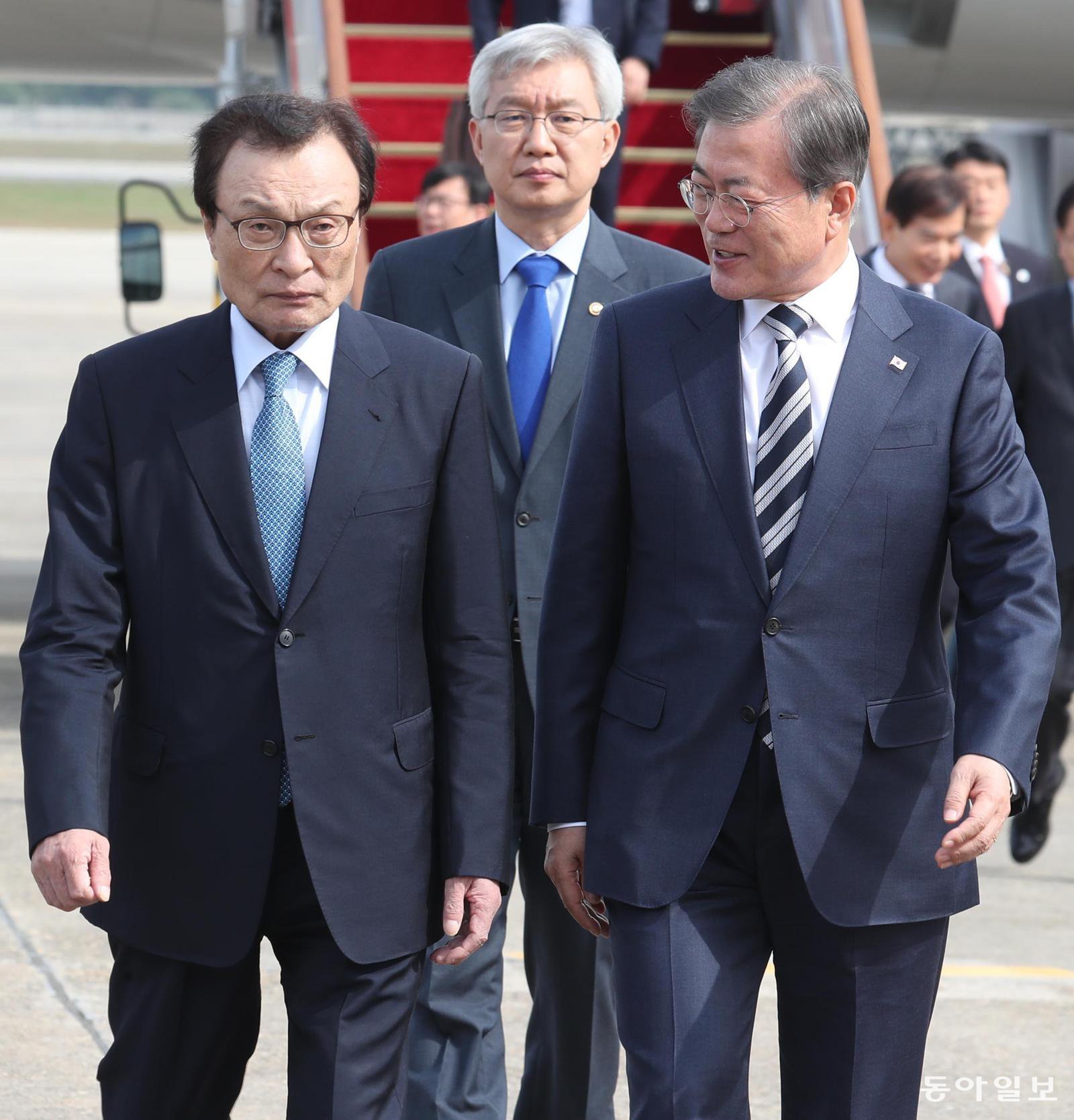 2019년 9월 26일 당시 문재인 대통령이 유엔 총회 일정을 마친 뒤 성남공항에 입국해 이해찬 당시 더불어민주당 대표(왼쪽)과 대화하며 걷고 있다. 박영대 기자 sannae@donga.com