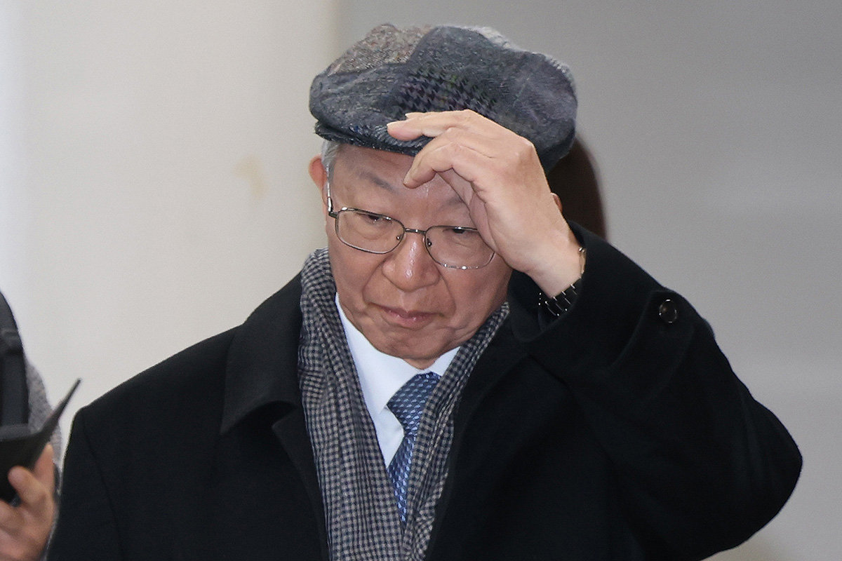 양승태 전 대법원장이 30일 서울 서초구 서울고등법원에서 열린 ‘사법농단 혐의’ 항소심 선고 공판에서 징역 6개월에 집행유예 1년을 선고 받은 후 법원 청사를 나서고 있다. 2026.1.30 뉴스1