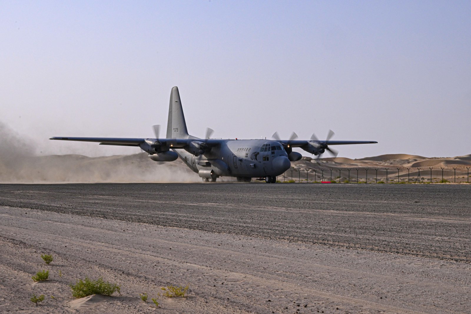 공군은 지난 21일부터(현지 시간) UAE 알 다프라 공군기지에서 열리는 ‘2025 데저트 플래그’에 참가해 화물 투하, 비포장 활주로 착륙 훈련 등을 실시하고 있다. 24일에는 UAE군사훈련협력단(아크부대)과 처음으로 합동고공강하 훈련도 실시했다.  사진은 비포장 활주로에 착륙하고 있는 C-130H. (사진=공군 제공) 2025.04.25. [서울=뉴시스]