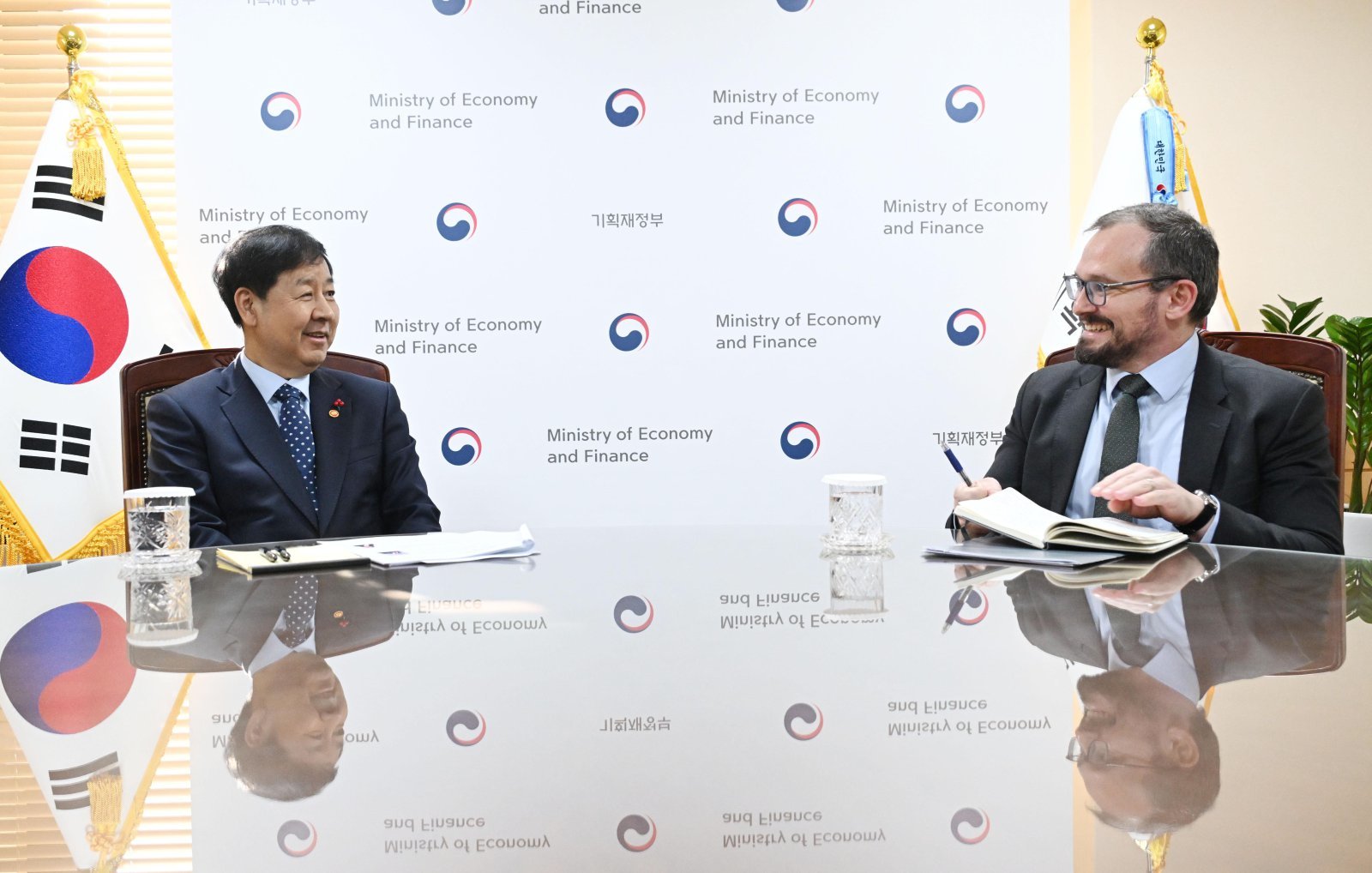 구윤철 부총리 겸 기획재정부 장관이 4일 서울 종로구 정부서울청사에서 제레미 주크 국제신용평가사 피치(Fitch) 아태지역 국가신용등급 담당 이사와 면담하고 있다. (사진=기획재정부 제공) 2025.12.04. [서울=뉴시스]