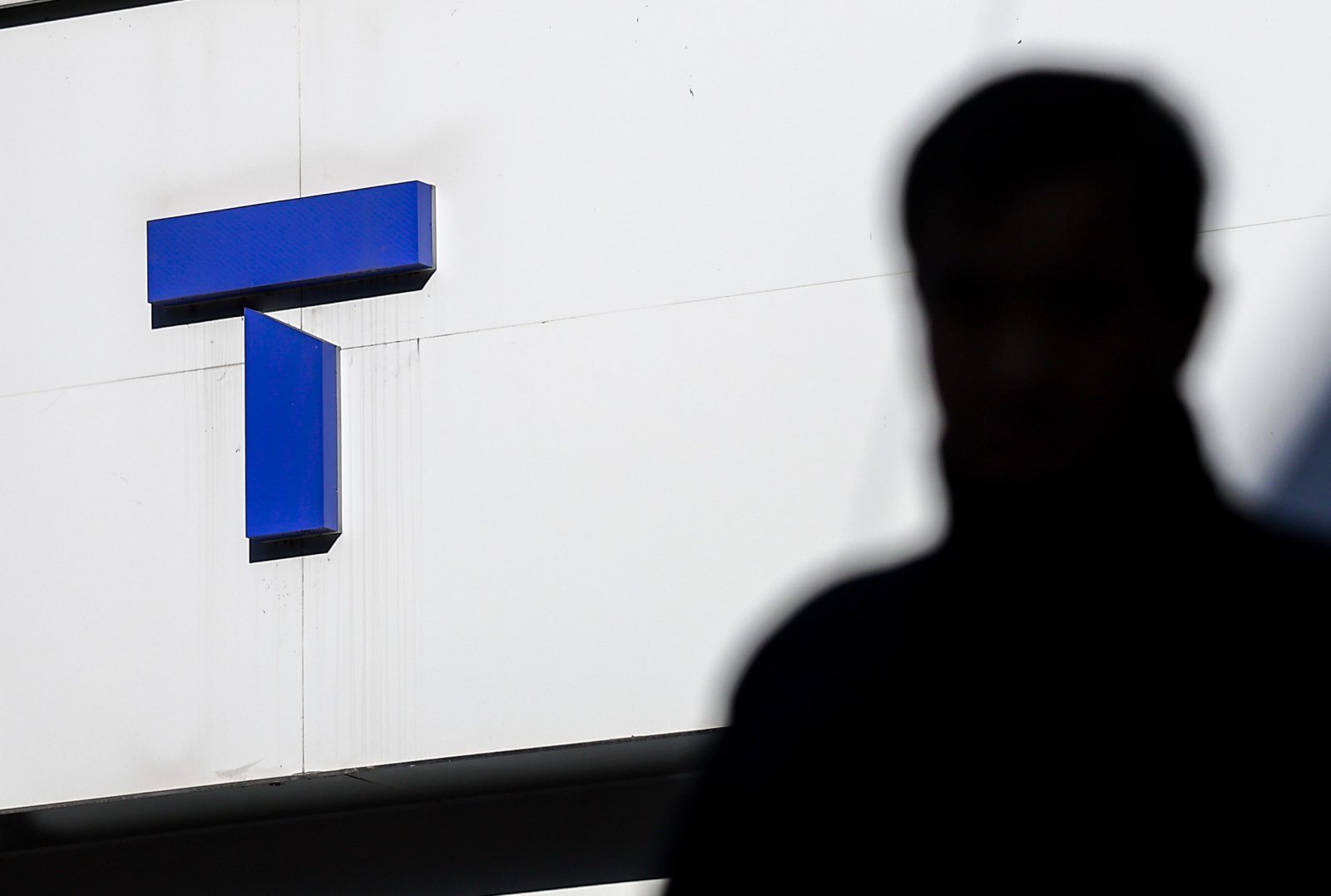 21일 서울시내 SK텔레콤 매장 앞을 시민들이 지나고 있다.   소비자분쟁조정위원회가 올해 4월 발생한 개인정보 유출 사고와 관련해 SK텔레콤(SKT)이 각 신청인에게 통신요금 할인 5만원과 티플러스포인트 5만 포인트를 지급하라고 결정했다.  위원회는 올해 7월 민관합동조사단의 조사 결과와 그다음 달 개인정보보호위원회(개보위)의 처분 내용 등에 비춰 볼 때 SKT 해킹사고로 개인정보가 유출돼 소비자 피해가 발생한 사실이 인정된다며 소비자 개인의 피해 회복을 위해 보상 책임이 있다는 점을 확인했다. 위원회는 SKT가 조정 결정을 수락하면 조정 절차에 참여하지 않은 피해자에게도 동일한 보상이 이뤄질 수 있도록 보상계획서 제출 등 관련 절차를 진행할 예정이다. 2025.12.21. [서울=뉴시스]