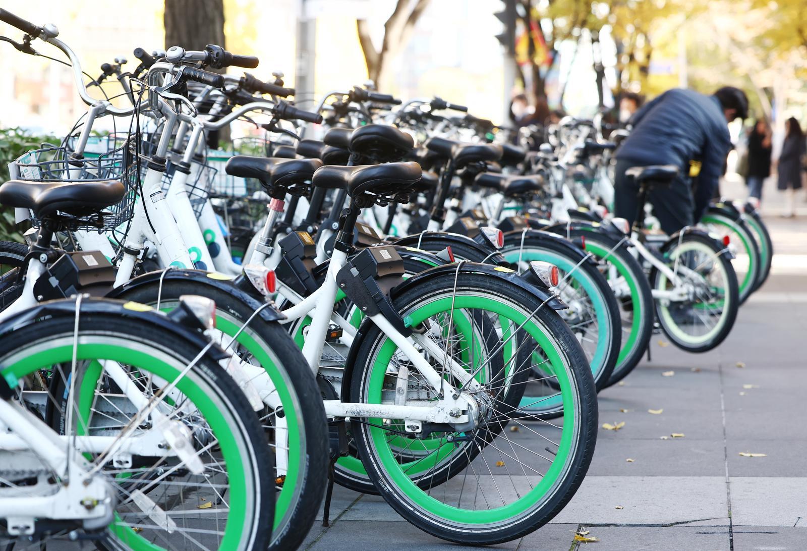 12일 오후 서울 시내의 한 따릉이 대여소에서 시민들이 따릉이를 이용하고 있다.. 2025.11.12/뉴스1