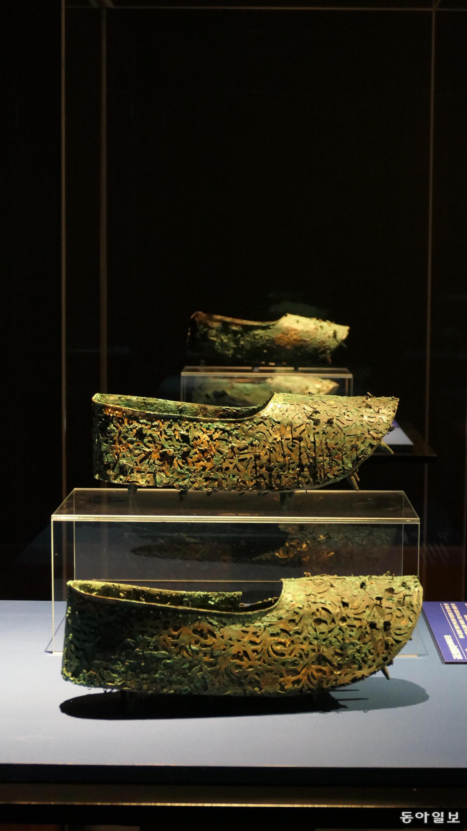 부장품인 무령왕과 왕비의 금동신발.