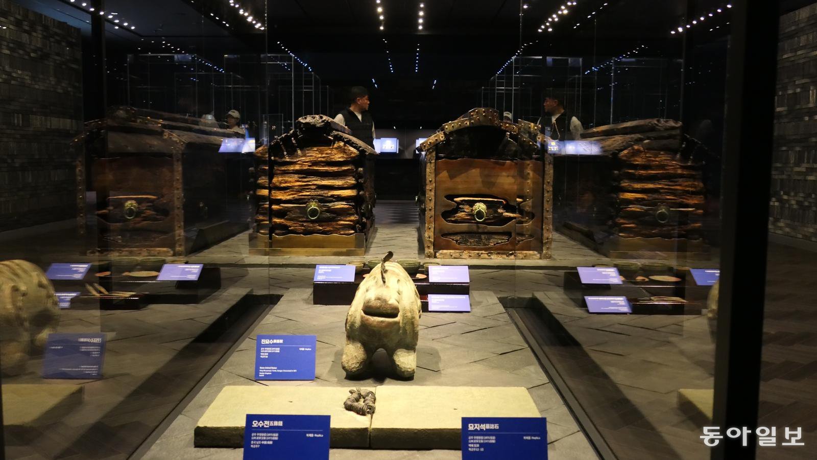 국립공주박물관 내부에 전시된 무령왕릉 기물들 및 왕과 왕비의 관.