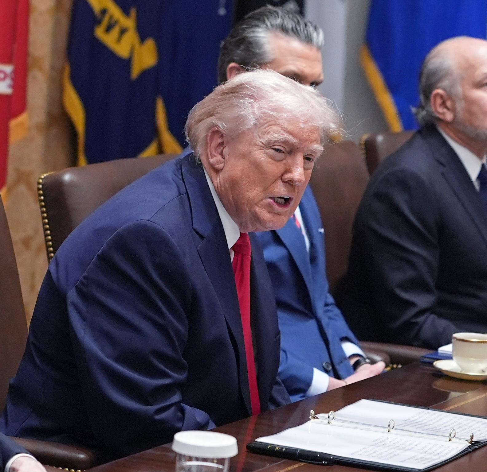 도널드 트럼프 미국 대통령(왼쪽)은 29일(현지 시간) 백악관에서 진행된 내각회의에서 향후 추가 관세 인상에 나설 수 있음을 시사하며 “우리는 지금까지 너무 친절했다”고 주장했다. 워싱턴=AP 뉴시스