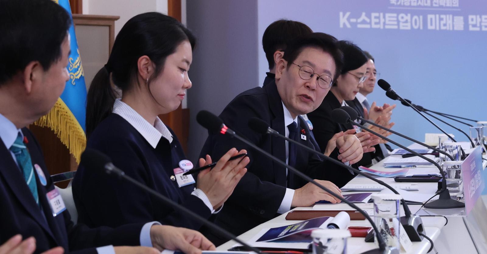 “일자리 창출 대신 창업 사회로”
이재명 대통령이 30일 청와대에서 열린 국가창업시대 전략회의에서 모두발언을 하고 있다. 이 대통령은 “전통적인 방식의 평범한 좋은 일자리 창출에는 한계가 있다”며 “창업 사회로 가야 한다”고 밝혔다. 청와대사진기자단