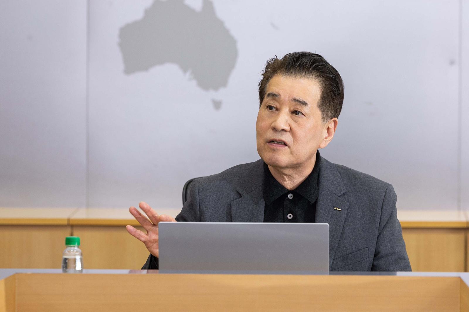 장인화 포스코그룹 회장이 지난해 3월 열린 그룹 기술전략회의에서 회의를 주재하고 있다.