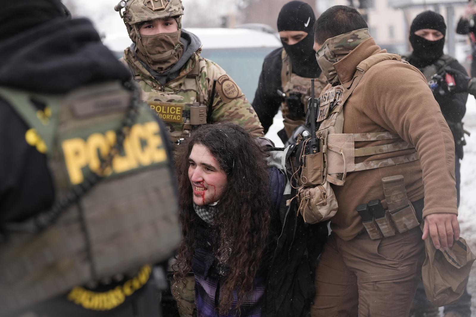 연방 요원들이 2026년 1월 21일 수요일, 미니애폴리스에서 한 사람을 구금하고 있다. AP/뉴시스