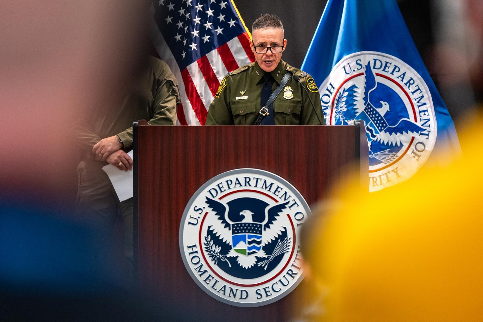 미국 국경순찰대 지휘관 그레고리 보비노가 2026년 1월 20일 화요일, 미니애폴리스에서 열린 기자회견에서 발언하고 있다. AP/뉴시스
