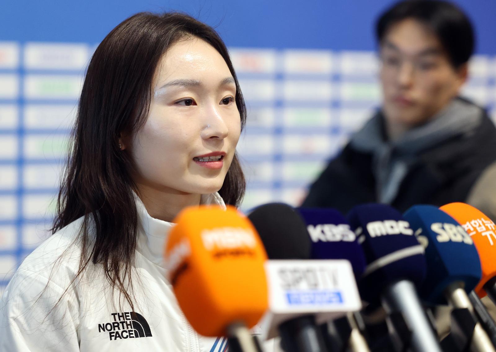 2026 밀라노·코르티나담페초?동계올림픽에 출전하는 대한민국 쇼트트랙 대표팀의 최민정이 30일 오전 인천국제공항 제2터미널을 통해 이탈리아 밀라노로 출국 전 취재진과 공식 인터뷰를 하고 있다. 2026.1.30/뉴스1