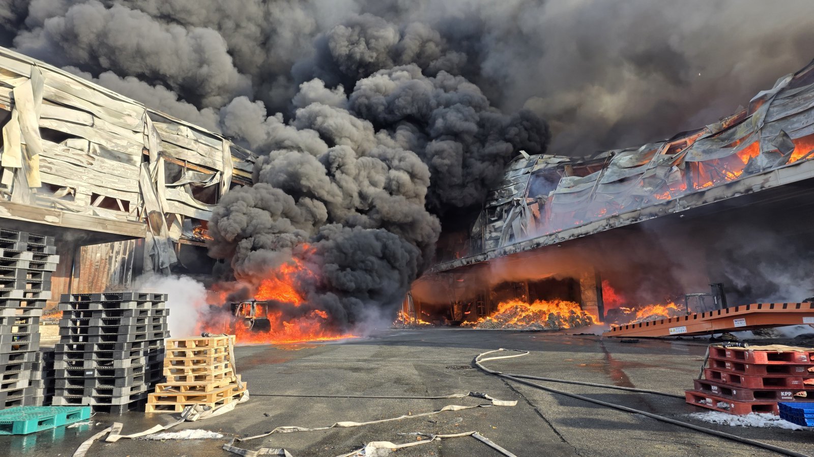 30일 충북 음성군 맹동면의 한 기저귀 생산공장에서 불이나 검은 연기가 치솟고 있다. (사진= 충북소방본부 제공) 2026.01.30. [음성=뉴시스]