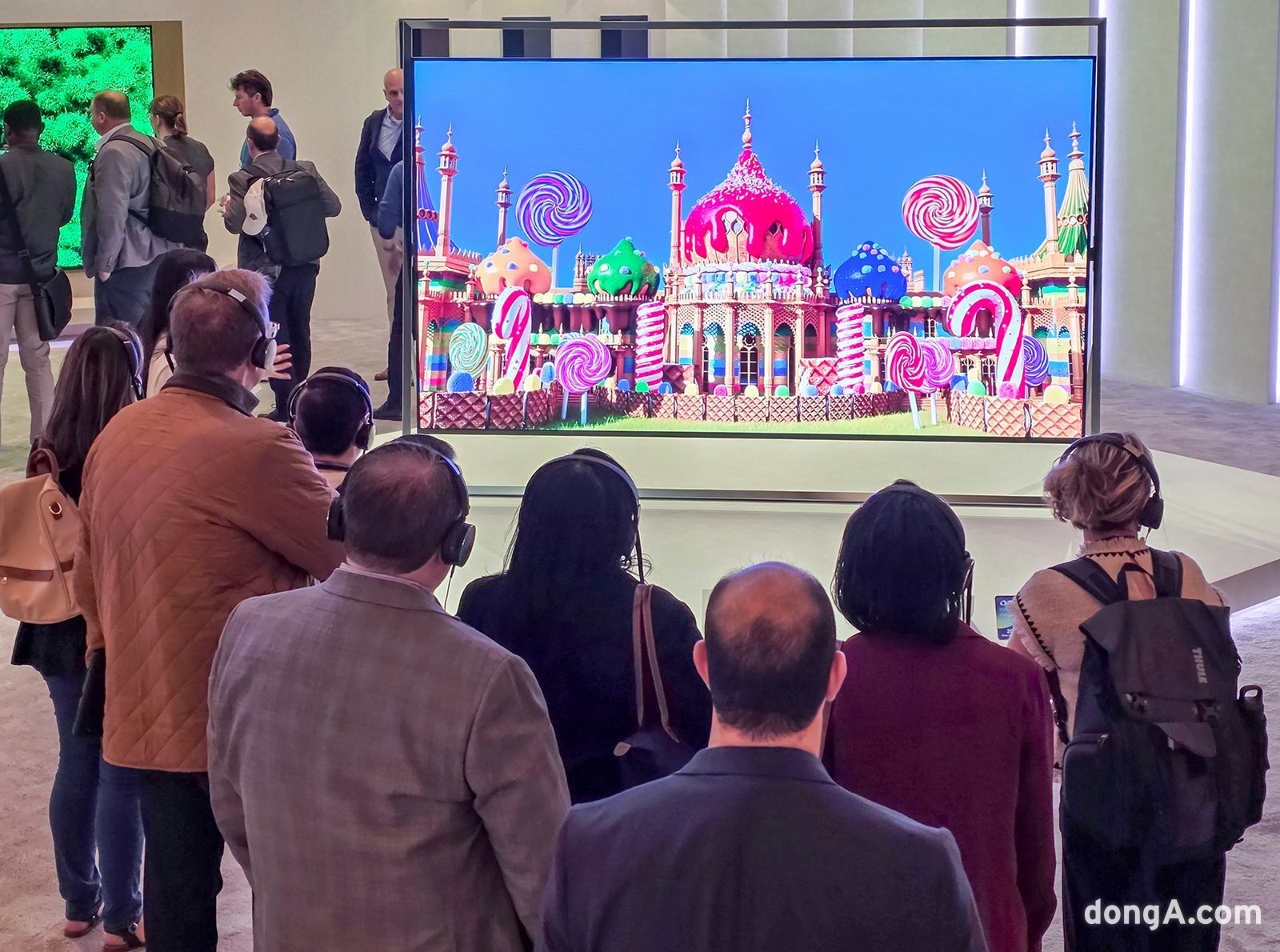 삼성전자가 미국 라스베이거스 CES 2026에서 세계 최초로 공개한 130형 ‘마이크로 RGB TV’를 관람객들이 살펴보고 있다.