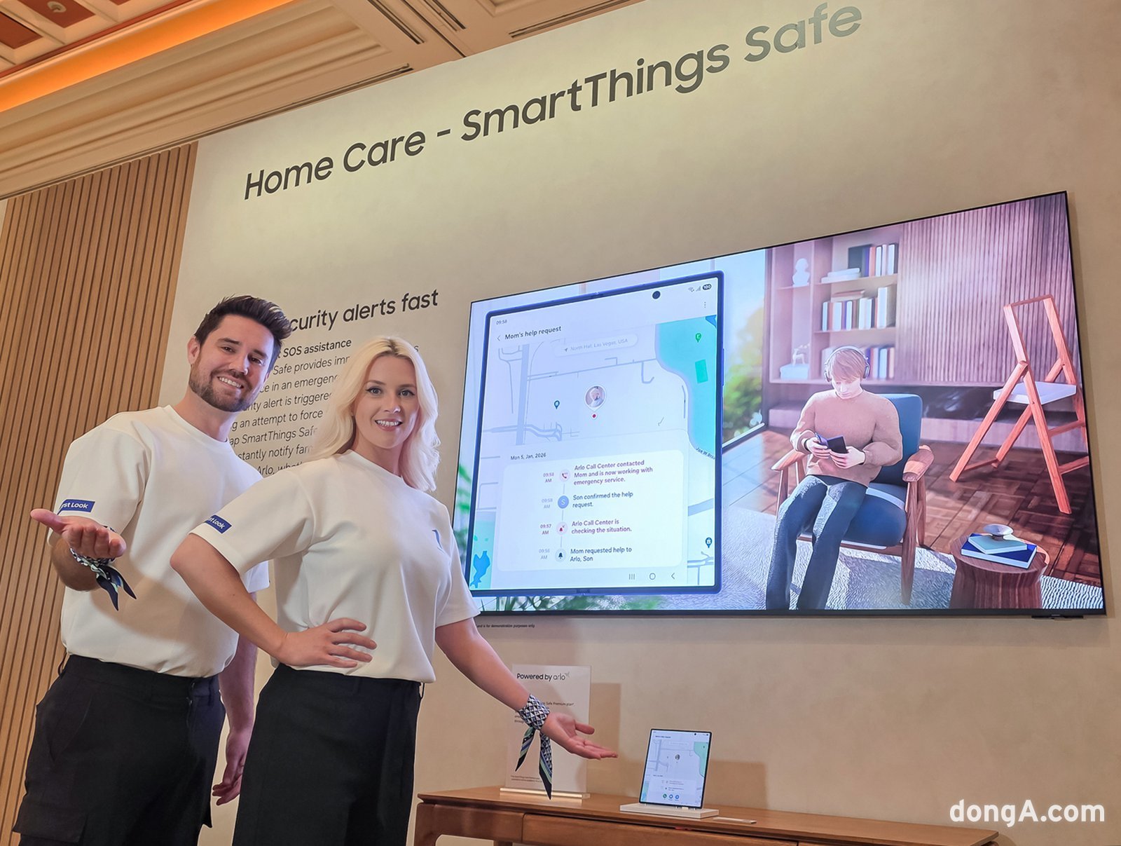 삼성전자 코디네이터가 사용자가 위기 감지 시 스마트폰이나 태블릿에서 버튼 하나만 누르면 가족에게 현재 위치 공유 및 알람을 보내주는 ‘스마트싱스 세이프’ 기능을 소개하고 있다.