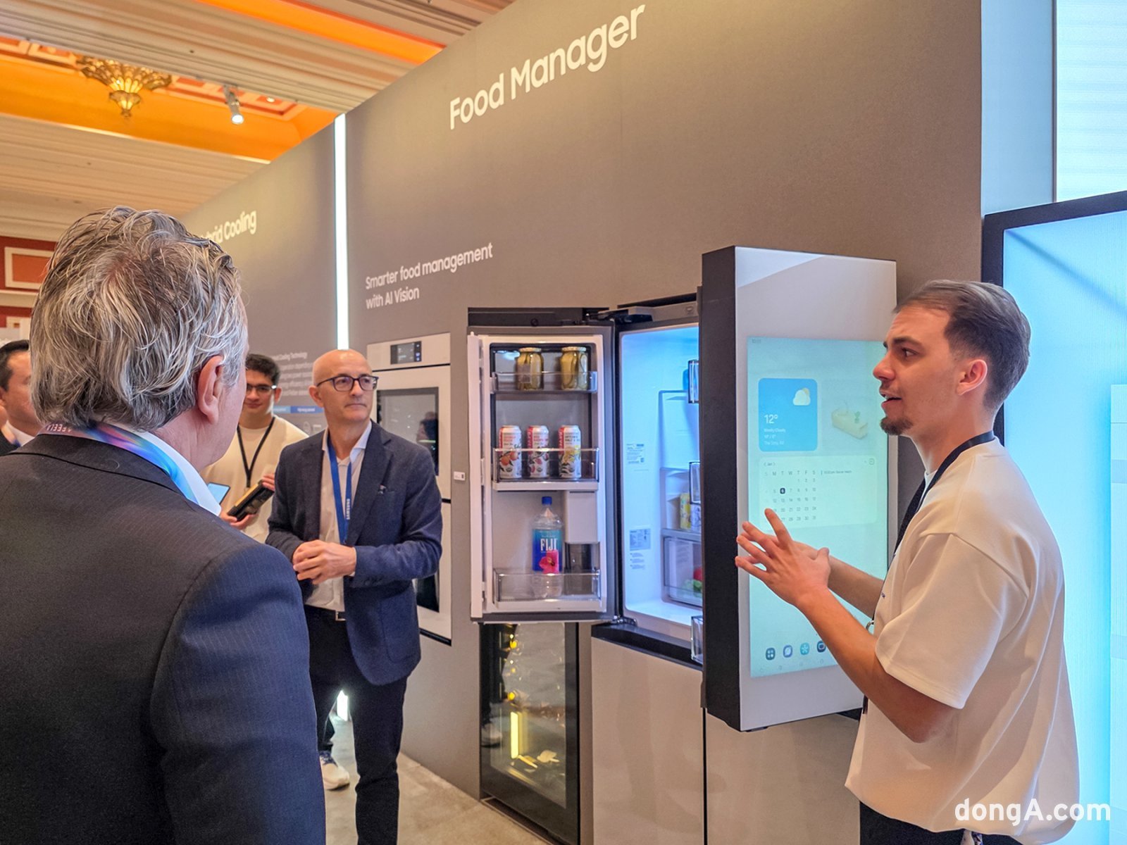 CES 2026에서 관람객들이 삼성전자 ‘비스포크 AI 패밀리허브’ 냉장고에 대한 설명을 듣고 있다.