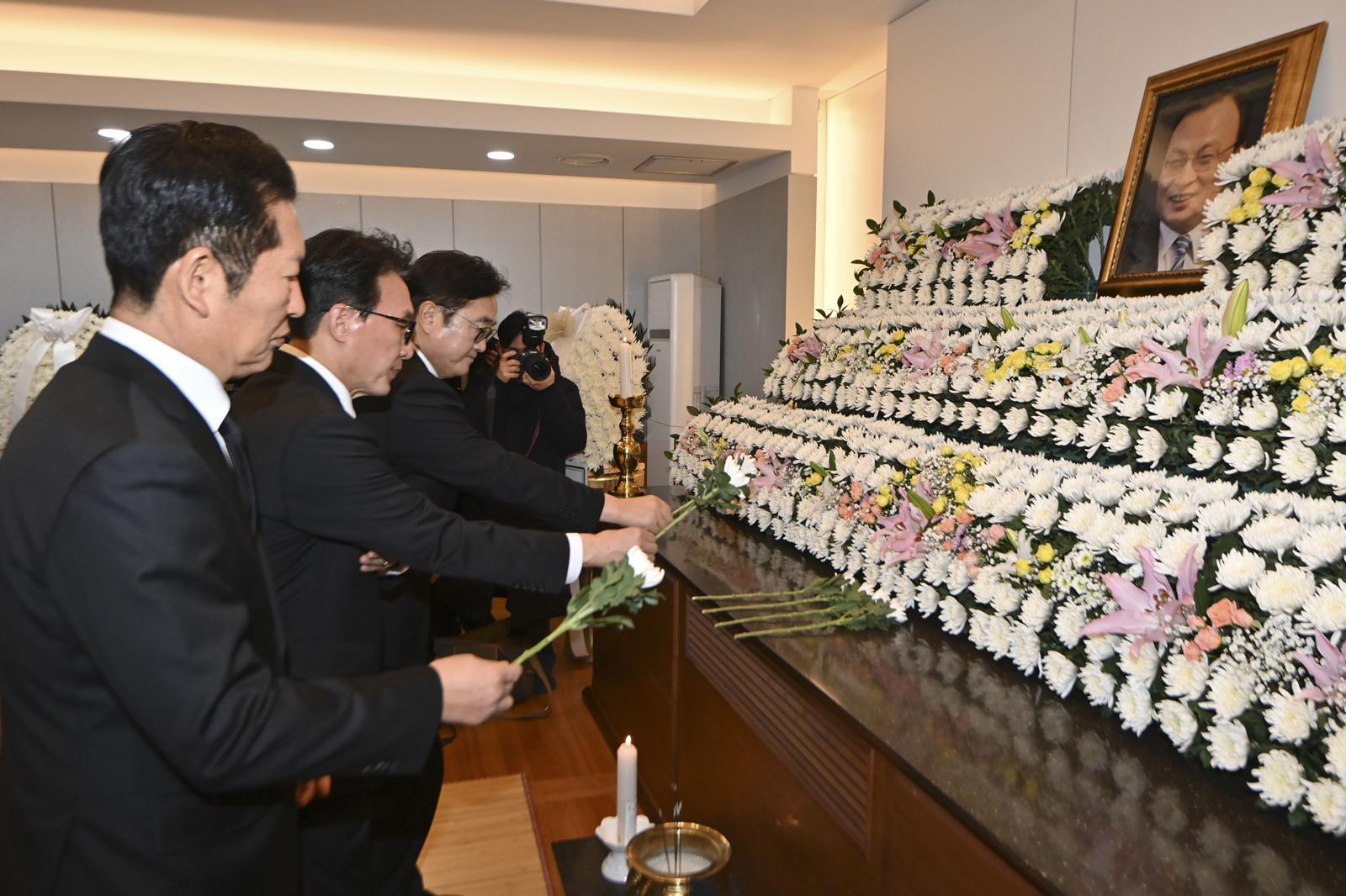 정청래 더불어민주당 대표와 김민석 국무총리, 우원식 국회의장이 27일 서울 종로구 서울대학교병원 장례식장에 고 이해찬 전 국무총리의 빈소에서 조문하고 있다. 뉴스1