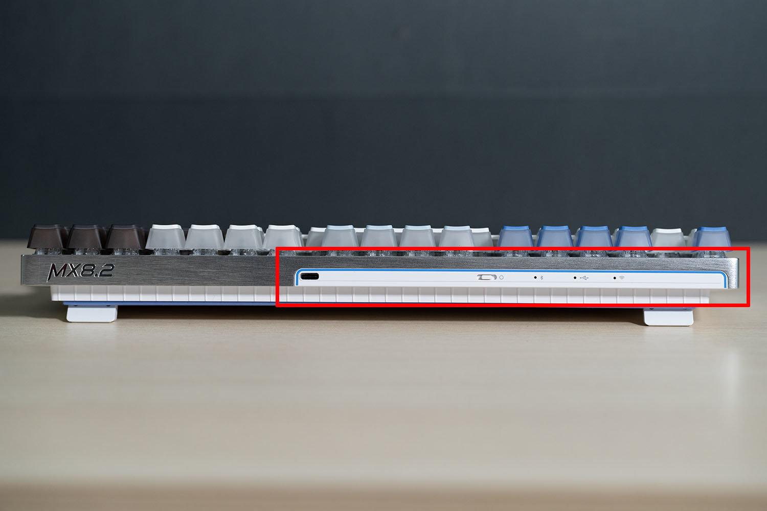 키보드 상단 측면부에 USB C형 단자와 유무선 전환 스위치 등을 배치했다 / 출처=IT동아