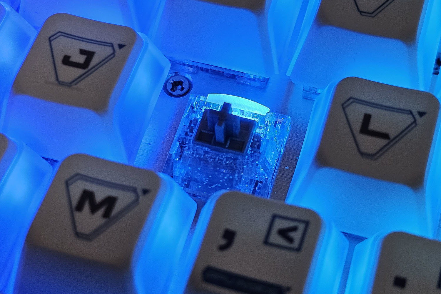 체리 MK 크리스탈 마그네틱 스위치를 썼다. 스위치에는 TMR 기술이 적용됐다 / 출처=IT동아