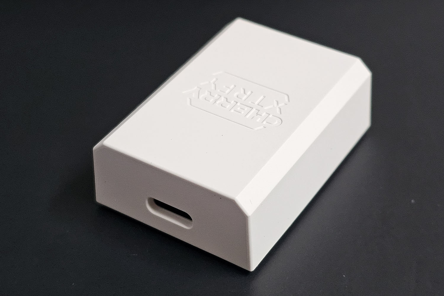 최적의 무선 연결을 위해 별도 동글을 제공한다 /출처=IT동아