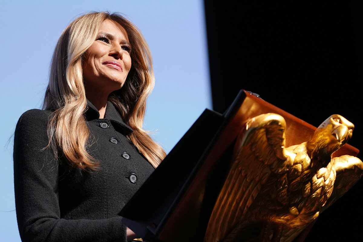 29일(현지 시간) 도널드 트럼프 미국 대통령의 부인 멜라니아 여사가 워싱턴DC의 ‘트럼프-케네디 센터’ 공연장에서 열린 다큐멘터리 영화 ‘멜라니아’의 비공개 시사회에 참석해 연설을 하고 있다. 워싱턴=AP뉴시스