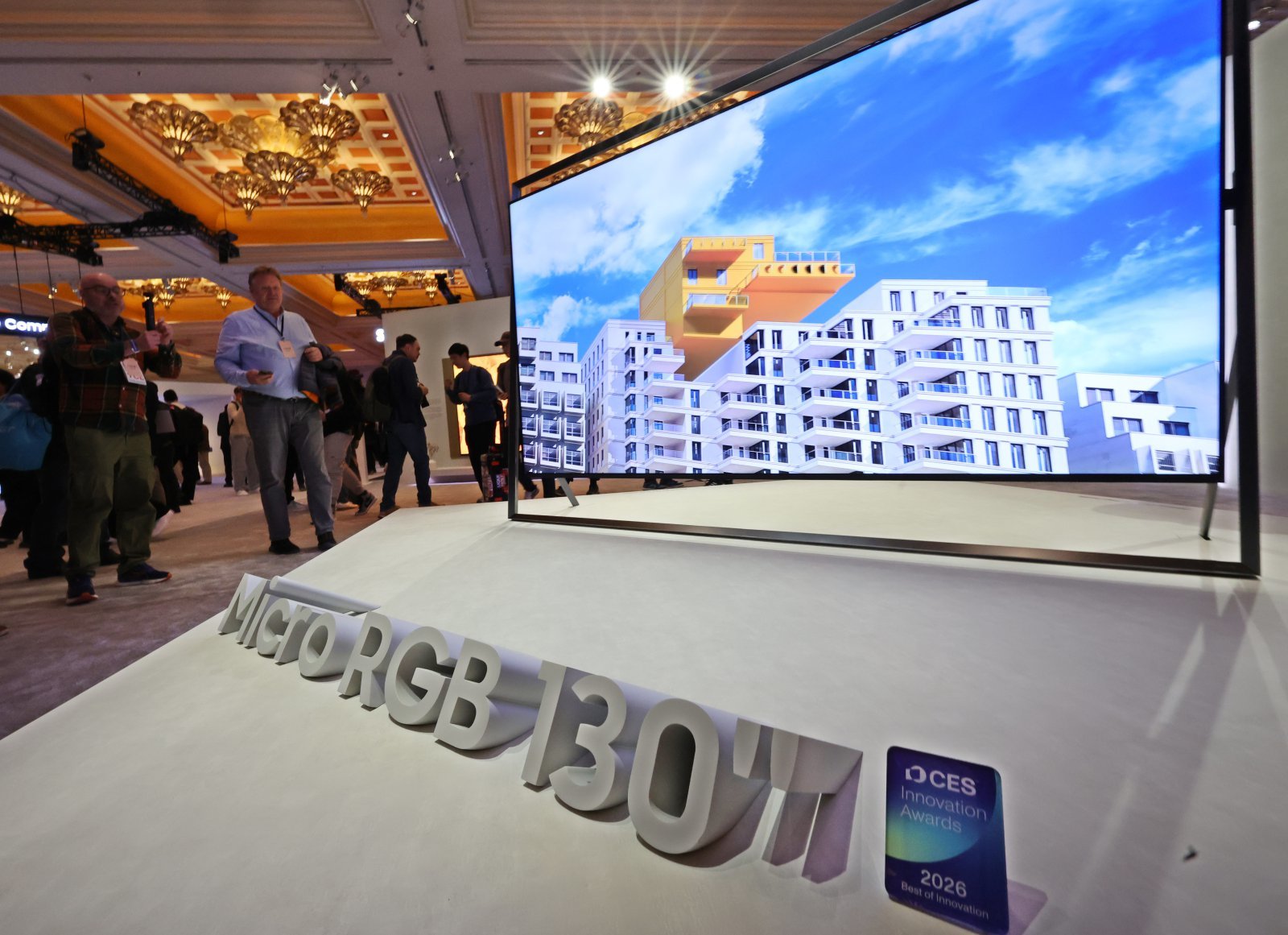 4일(현지 시간) 미국 라스베이거스 윈 호텔에 꾸린 삼성전자 CES 2026 단독 전시관에서 관람객들이 130형 마이크로 RGB TV를 살펴보고 있다. 라스베이거스=뉴스1