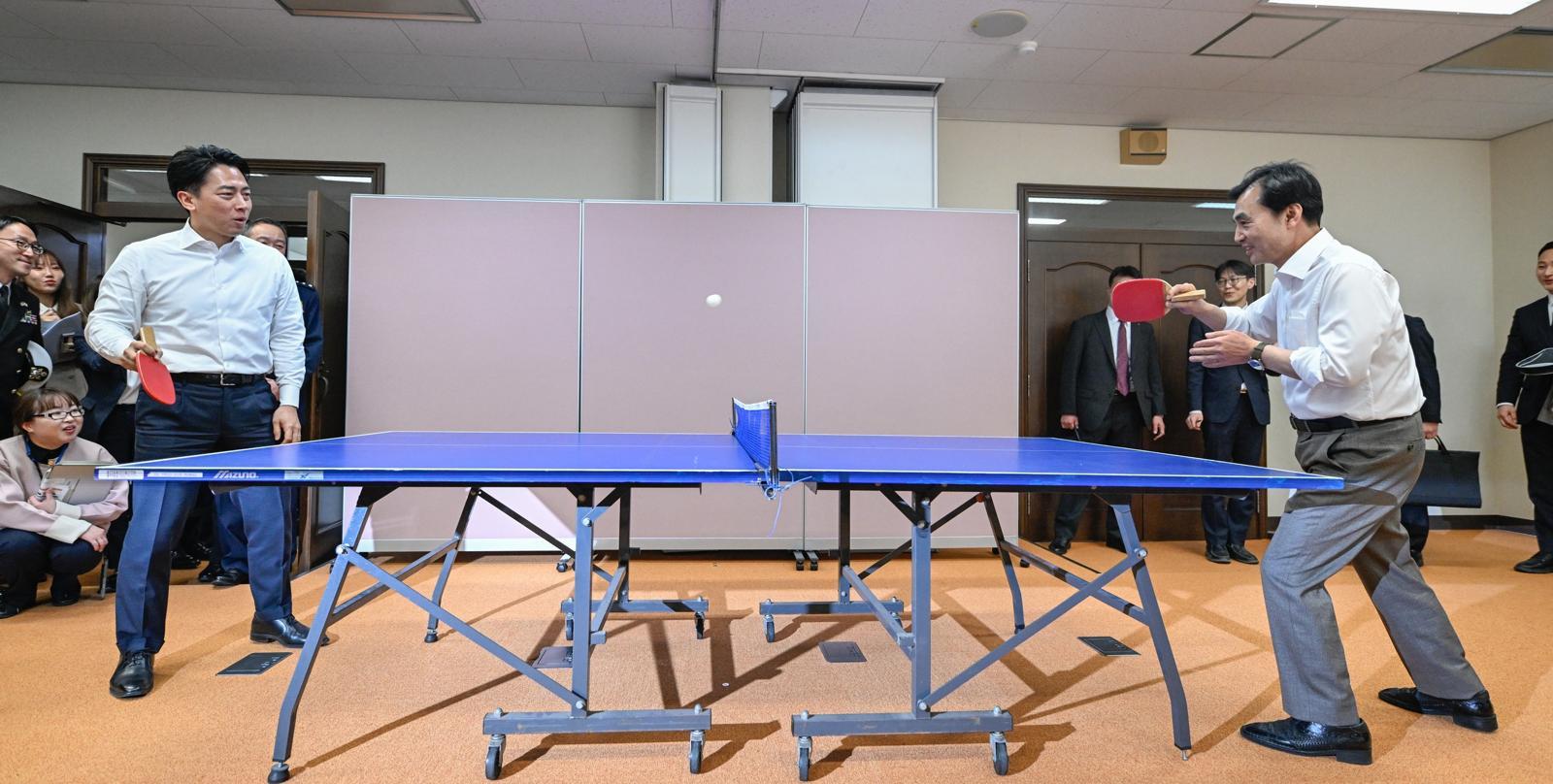 안규백 국방부 장관(오른쪽)이 30일 고이즈미 신지로 일본 방위상과 일본 요코스카에서 회담을 한 뒤 탁구를 치고 있다. 안 장관의 취미가 탁구인 점을 감안해 일본 측이 제안했다고 한다. 국방부 제공