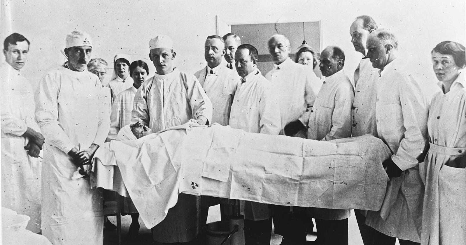 1924년 폭발로 상처를 입은 덴마크 해병을 수술하기 직전의 길리스(왼쪽에서 두 번째). 열린책들 제공