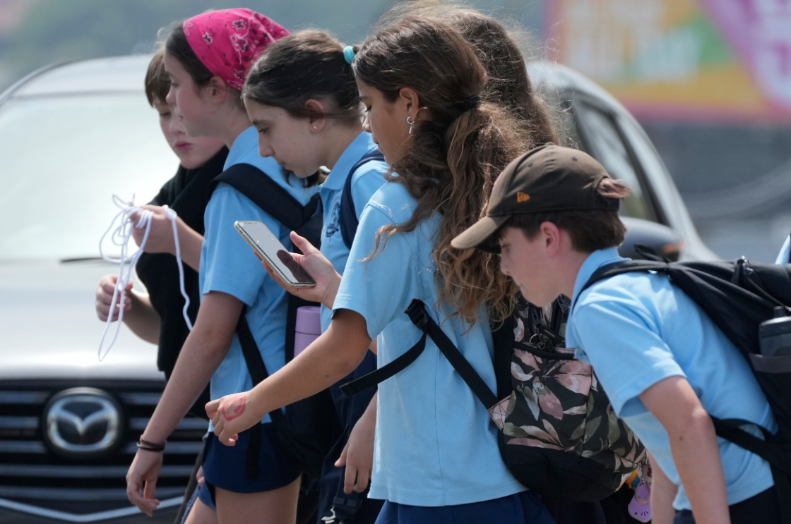 호주 시드니에서 학생들이 수업을 마친 뒤 걸어가는 모습. 호주는 지난해 12월 세계 최초로 16세 미만 청소년의 소셜미디어 사용을 법으로 금지한 나라다. AP 뉴시스