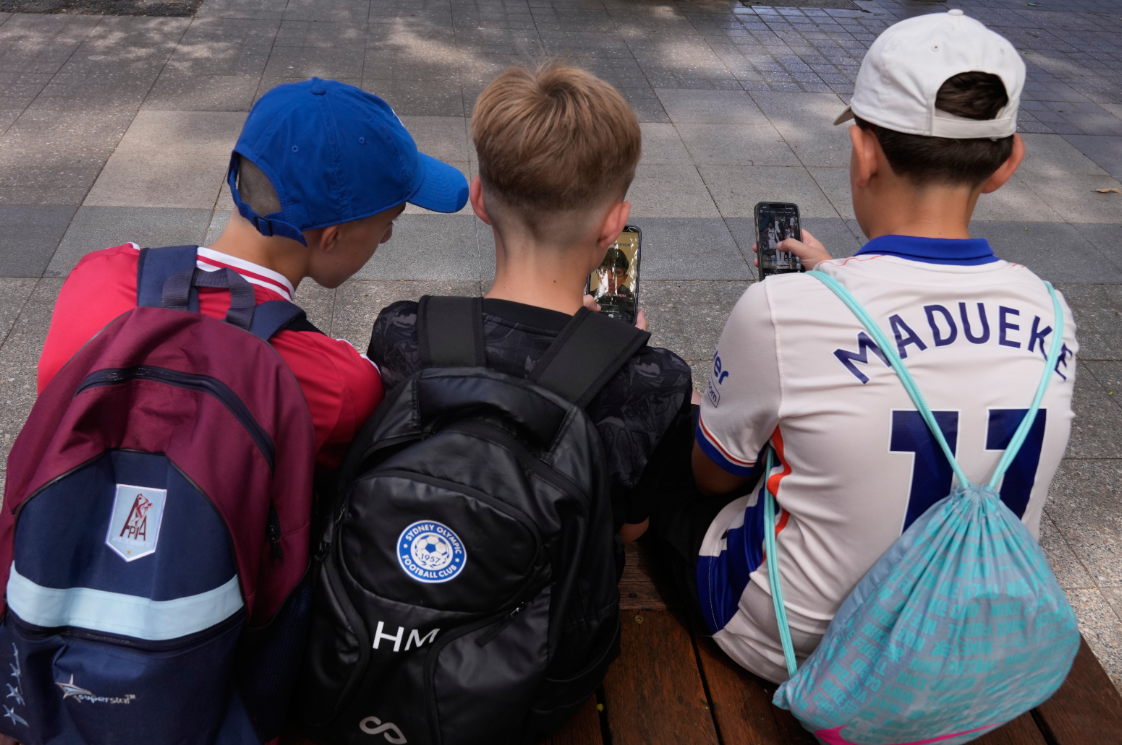 호주에서 진행된 연구에 따르면, 남자 고등학생의 경우 소셜미디어를 전혀 이용하지 않는 집단이 소셜미디어를 과도하게 사용하는 집단보다 오히려 행복감이 크게 낮았다. ‘소셜미디어를 많이 이용할수록 행복감이 떨어진다’고 일률적으로 말하긴 어렵다는 게 연구의 결론이다. 사진은 지난해 12월 소셜미디어 이용 금지법이 시행되기 직전의 호주 11살 소년들의 모습. AP 뉴시스