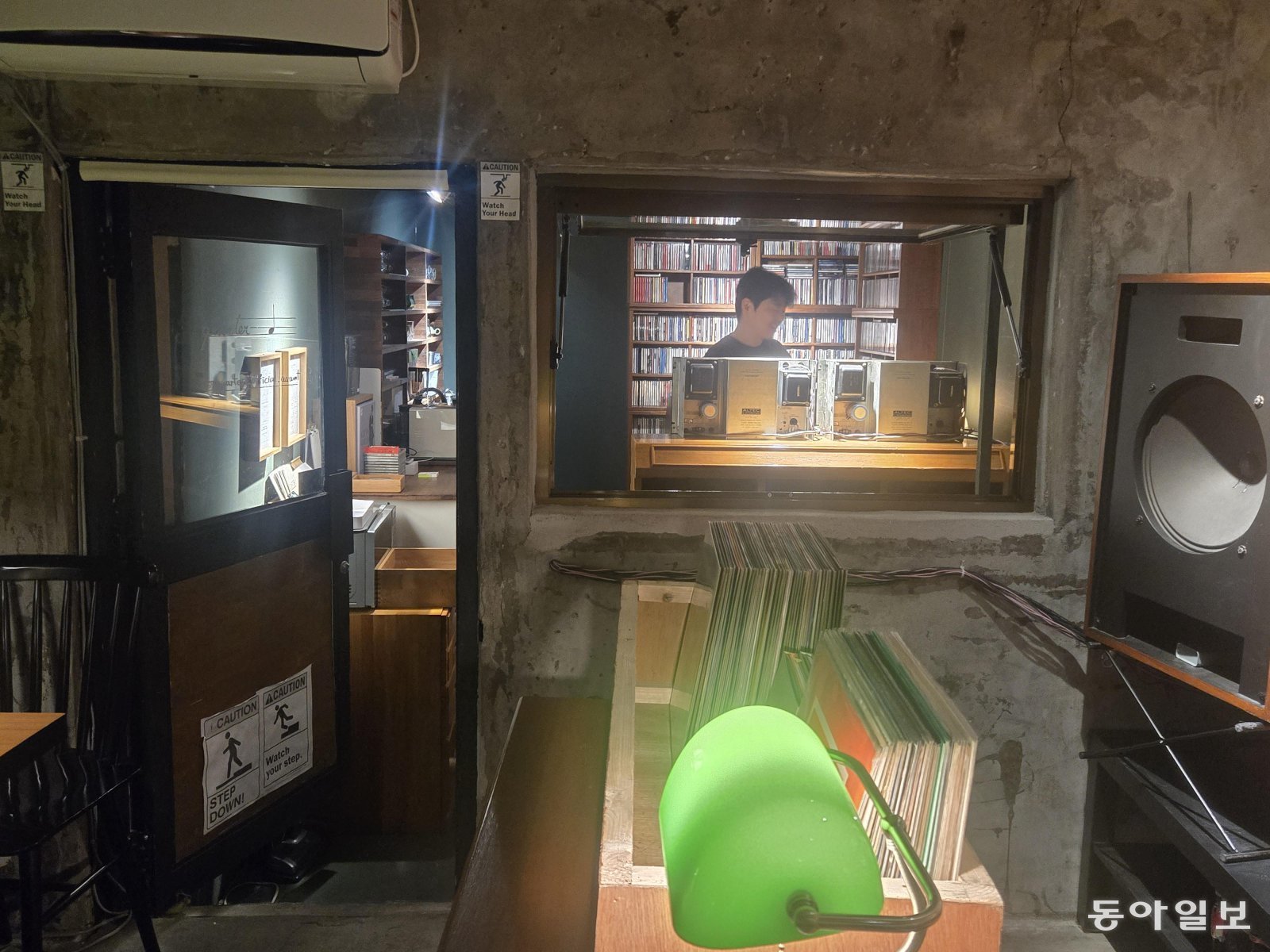 서울 마포구의 음악 감상 공간 ‘쿼터’에선 떠오르는 키워드를 말하면 그에 어울리는 노래를 선곡해준다. 사지원 기자 4g1@donga.com