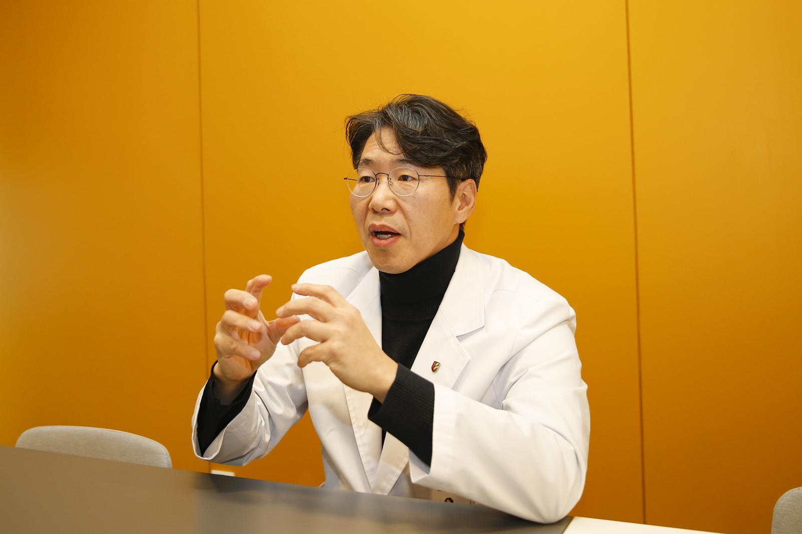 어깨가 아파 불편하지만 그냥 참고 사는 사람이 의외로 많다. 정웅교 고려대 안암병원 정형외과 교수는 “40대 이후에는 어깨에 나타나는 증세를 잘 살펴보고 그에 맞춰 대처하는 게 바람직하다. 특히 스트레칭이 중요하다”고 강조했다. 고려대 안암병원 제공